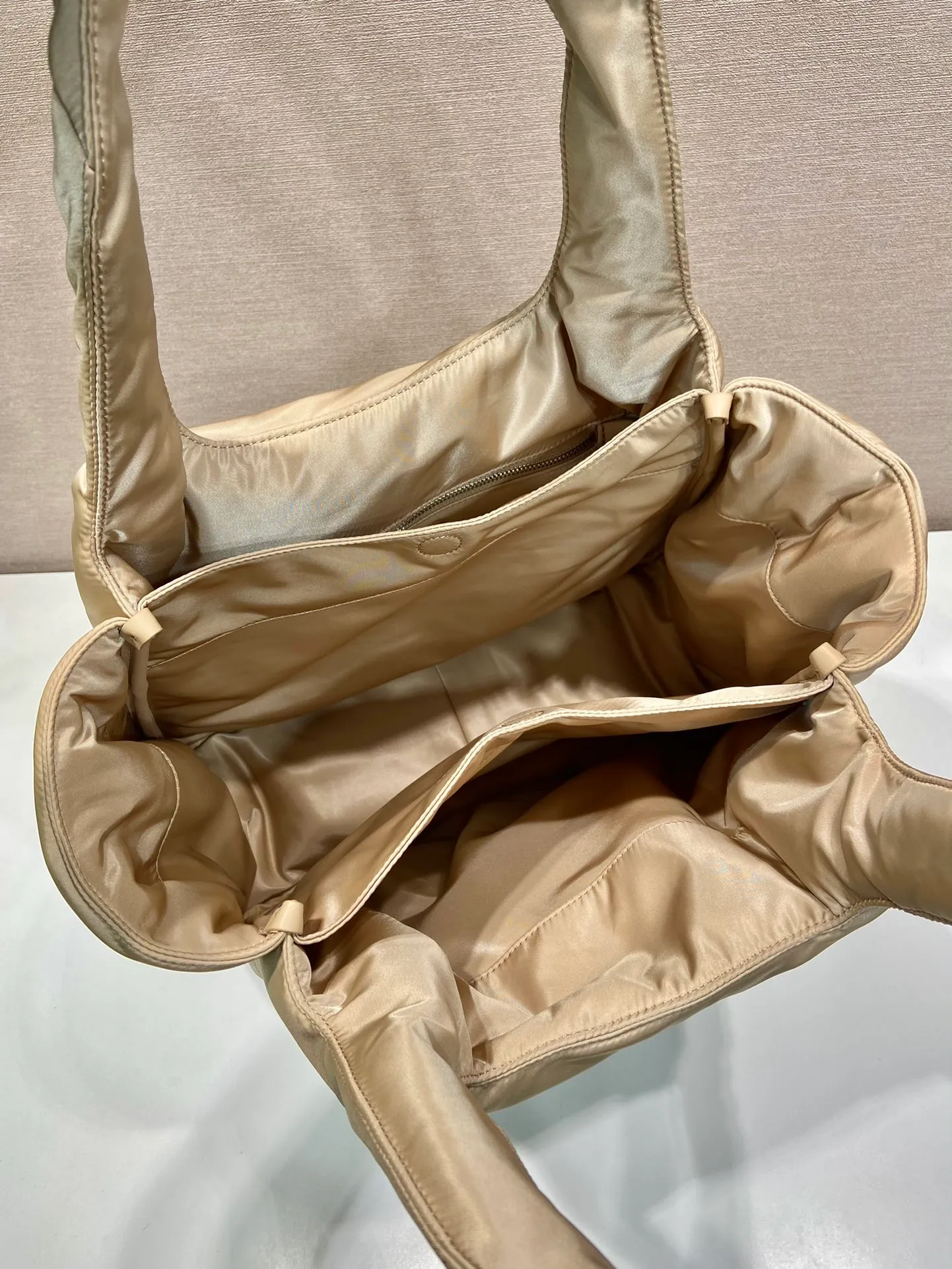 💰1260🎉Extra large tote bag🎉1BG449 nylon fabric🎉🎉 This tote bag style handbag is made of imported nylon fabric, simple and very soft to the touch, casual and fashionable, with double handles and magnetic buckles. Open the bag to reveal the nylon lining and three compartments. The space capacity is very large and lightweight🎉🎉Can be carried on the shoulder🎉🎉If you like babies, hurry up and get it🎉🎉 Length 38x Height 34x Bottom 17cm