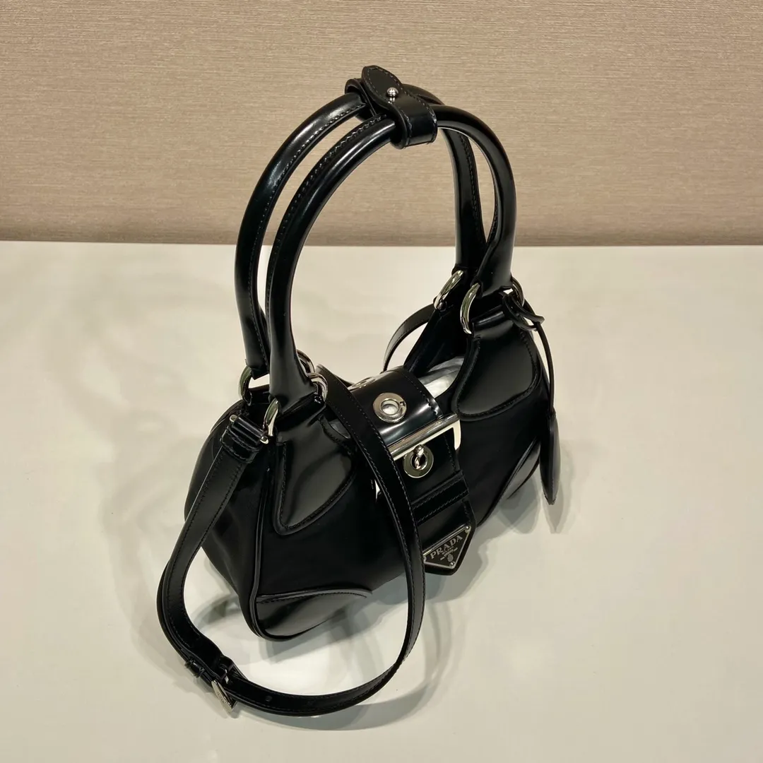 💰1320🎉Moon handbag🎉1BA381 new model🎉🎉 This Moon handbag is made of imported nylon fabric and glossy cowhide design. It is equipped with a 100 cm detachable and adjustable leather long shoulder strap, which can be carried by hand or on the shoulder, a detachable leather keychain, and a triangle logo magnetic buckle/lace closure on the front. It is lightweight and practical, and has a cool/fashionable upper body effect. Another popular style that will never go out of style🎉🎉Hurry up and get it🎉 Length 22.5x Height 16x Bottom 7.5cm