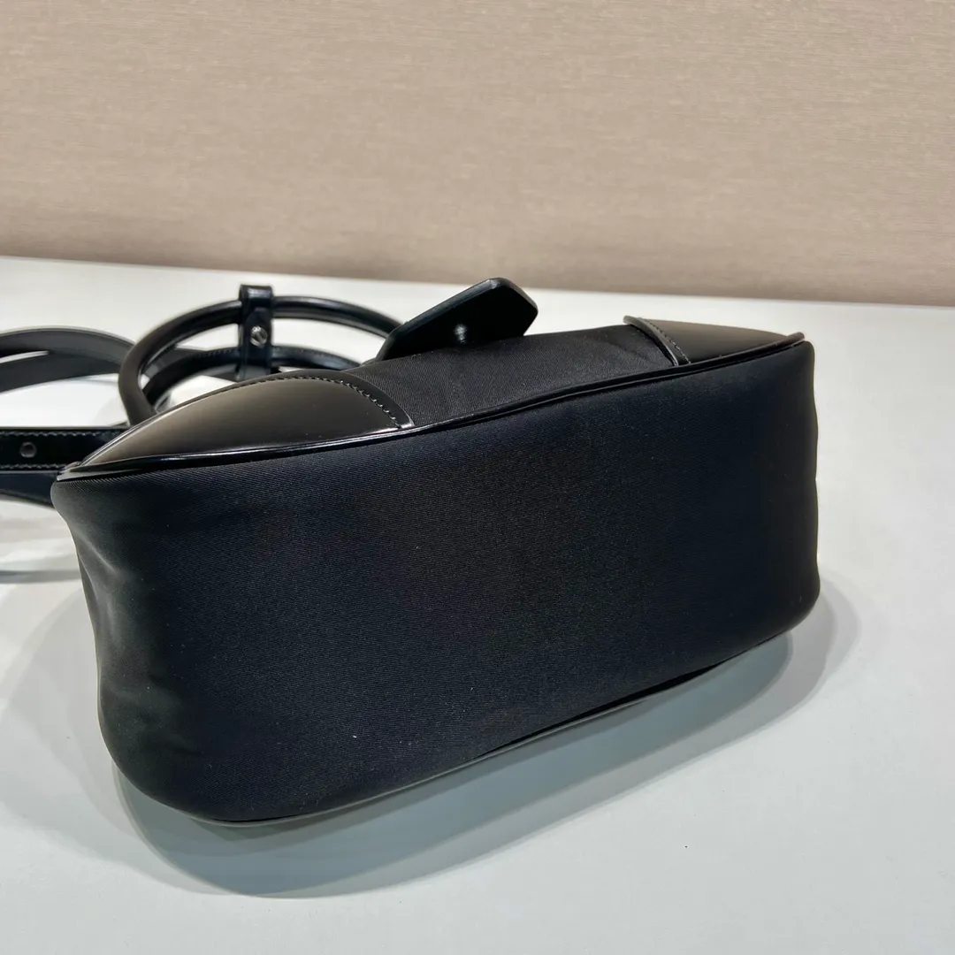 💰1320🎉Moon handbag🎉1BA381 new model🎉🎉 This Moon handbag is made of imported nylon fabric and glossy cowhide design. It is equipped with a 100 cm detachable and adjustable leather long shoulder strap, which can be carried by hand or on the shoulder, a detachable leather keychain, and a triangle logo magnetic buckle/lace closure on the front. It is lightweight and practical, and has a cool/fashionable upper body effect. Another popular style that will never go out of style🎉🎉Hurry up and get it🎉 Length 22.5x Height 16x Bottom 7.5cm