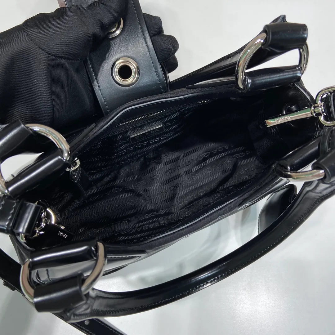 💰1320🎉Moon handbag🎉1BA381 new model🎉🎉 This Moon handbag is made of imported nylon fabric and glossy cowhide design. It is equipped with a 100 cm detachable and adjustable leather long shoulder strap, which can be carried by hand or on the shoulder, a detachable leather keychain, and a triangle logo magnetic buckle/lace closure on the front. It is lightweight and practical, and has a cool/fashionable upper body effect. Another popular style that will never go out of style🎉🎉Hurry up and get it🎉 Length 22.5x Height 16x Bottom 7.5cm