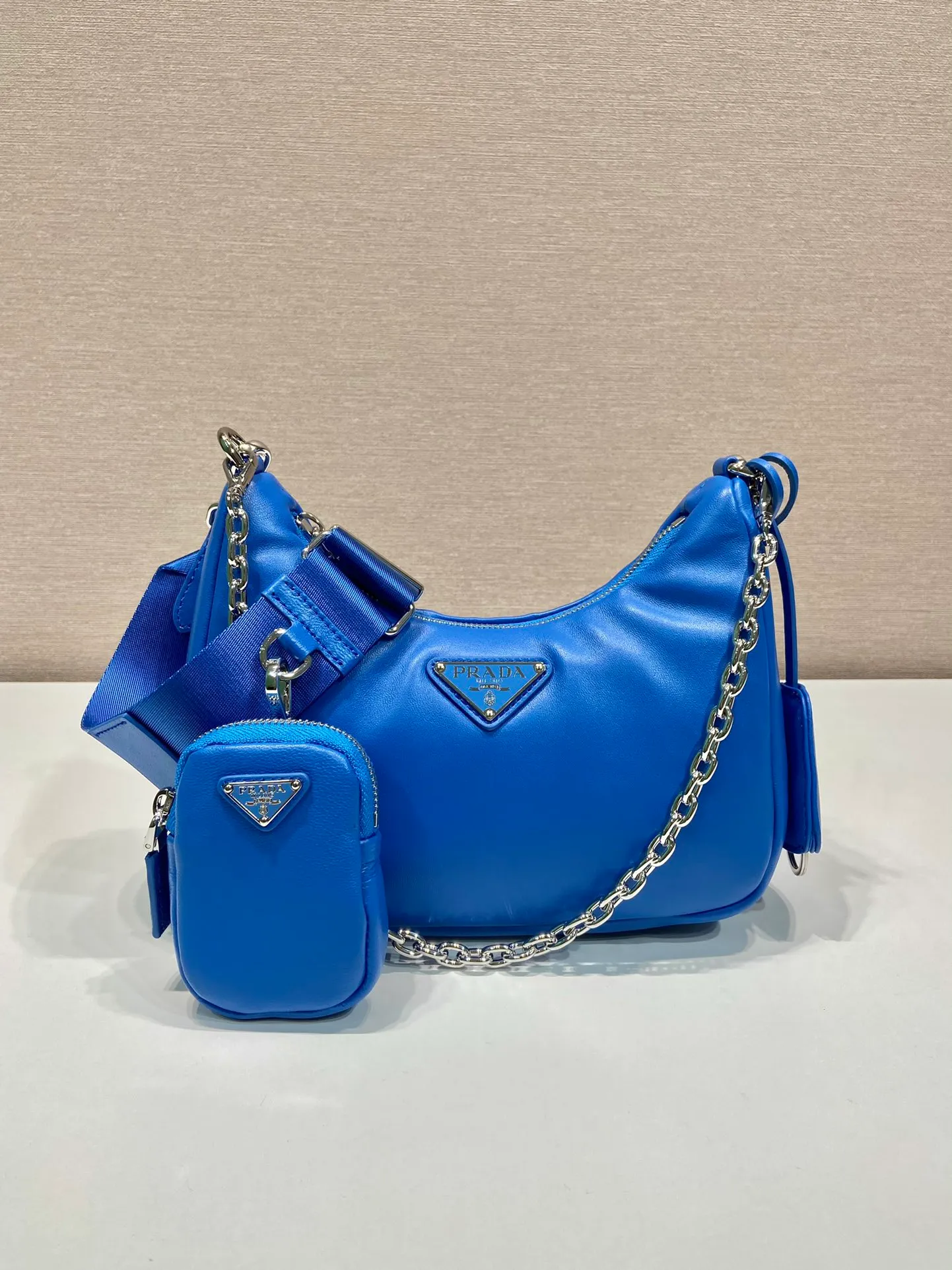 💰1520🎉Lambskin three-in-one🎉1BH204🎉🎉 This three-in-one padded shoulder bag is made of soft lambskin and has a simple silhouette. It is equipped with a detachable long nylon shoulder strap and velvet strips. It is a favorite small bag on the shoulder strap. So cute 😉 It feels very soft🎉, practical and casual, babies, hurry up and get it🎉🎉 Length 22x height 18x ​​base 6.5cm🎉🎉🎉🍊🍊🍊