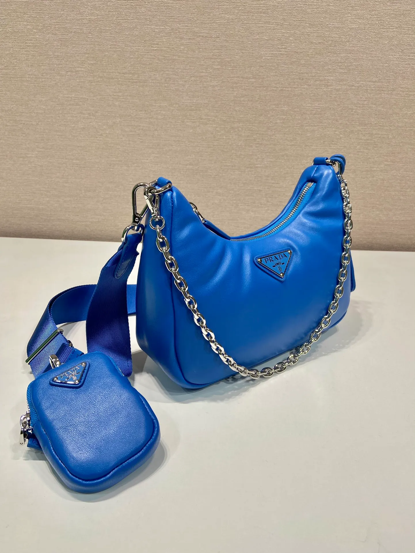 💰1520🎉Lambskin three-in-one🎉1BH204🎉🎉 This three-in-one padded shoulder bag is made of soft lambskin and has a simple silhouette. It is equipped with a detachable long nylon shoulder strap and velvet strips. It is a favorite small bag on the shoulder strap. So cute 😉 It feels very soft🎉, practical and casual, babies, hurry up and get it🎉🎉 Length 22x height 18x ​​base 6.5cm🎉🎉🎉🍊🍊🍊