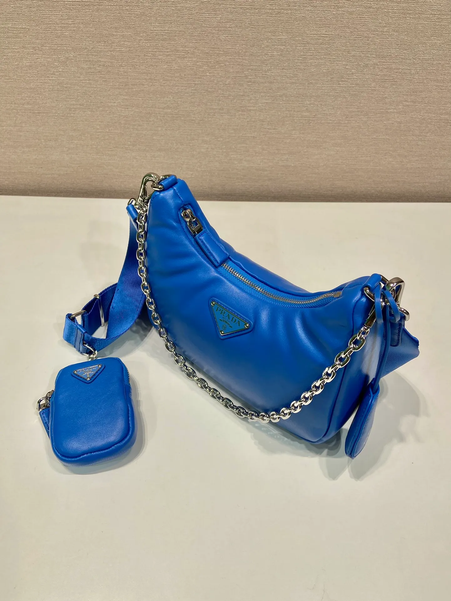 💰1520🎉Lambskin three-in-one🎉1BH204🎉🎉 This three-in-one padded shoulder bag is made of soft lambskin and has a simple silhouette. It is equipped with a detachable long nylon shoulder strap and velvet strips. It is a favorite small bag on the shoulder strap. So cute 😉 It feels very soft🎉, practical and casual, babies, hurry up and get it🎉🎉 Length 22x height 18x ​​base 6.5cm🎉🎉🎉🍊🍊🍊
