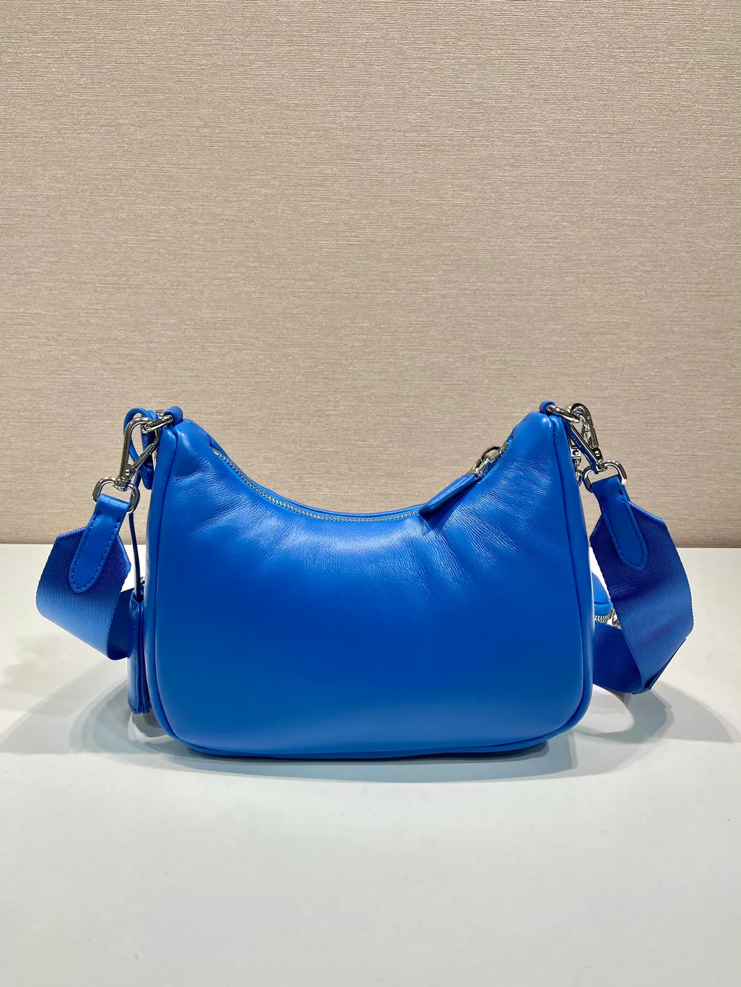 💰1520🎉Lambskin three-in-one🎉1BH204🎉🎉 This three-in-one padded shoulder bag is made of soft lambskin and has a simple silhouette. It is equipped with a detachable long nylon shoulder strap and velvet strips. It is a favorite small bag on the shoulder strap. So cute 😉 It feels very soft🎉, practical and casual, babies, hurry up and get it🎉🎉 Length 22x height 18x ​​base 6.5cm🎉🎉🎉🍊🍊🍊