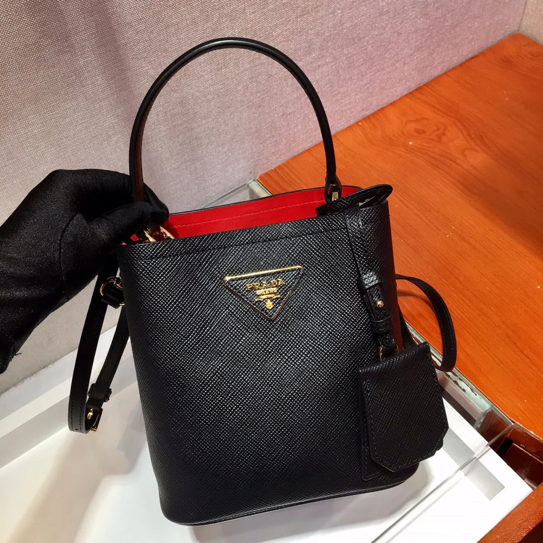 💰1700🔆Exclusive first release🔆1BA217 mini size💋Original item🤙🤙Made of imported Saffiano leather material, removable shoulder strap, leather nameplate and metal logo complement each other. Leather-covered central pocket with magnetic buckle. Saffiano leather triangle logo. Contrast color nappa leather lining. This Double handbag has an elegant style, eye-catching and unique. It is also a popular style🙋🏻🙋🏻Length 17x Height 18X Bottom 10.5cm