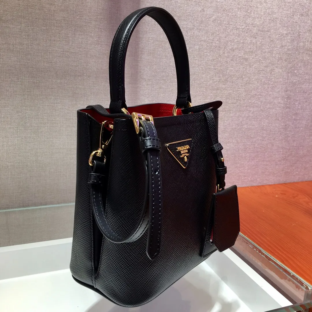 💰1700🔆Exclusive first release🔆1BA217 mini size💋Original item🤙🤙Made of imported Saffiano leather material, removable shoulder strap, leather nameplate and metal logo complement each other. Leather-covered central pocket with magnetic buckle. Saffiano leather triangle logo. Contrast color nappa leather lining. This Double handbag has an elegant style, eye-catching and unique. It is also a popular style🙋🏻🙋🏻Length 17x Height 18X Bottom 10.5cm