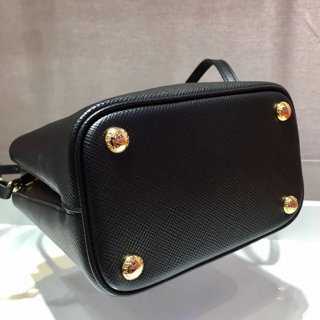 💰1700🔆Exclusive first release🔆1BA217 mini size💋Original item🤙🤙Made of imported Saffiano leather material, removable shoulder strap, leather nameplate and metal logo complement each other. Leather-covered central pocket with magnetic buckle. Saffiano leather triangle logo. Contrast color nappa leather lining. This Double handbag has an elegant style, eye-catching and unique. It is also a popular style🙋🏻🙋🏻Length 17x Height 18X Bottom 10.5cm