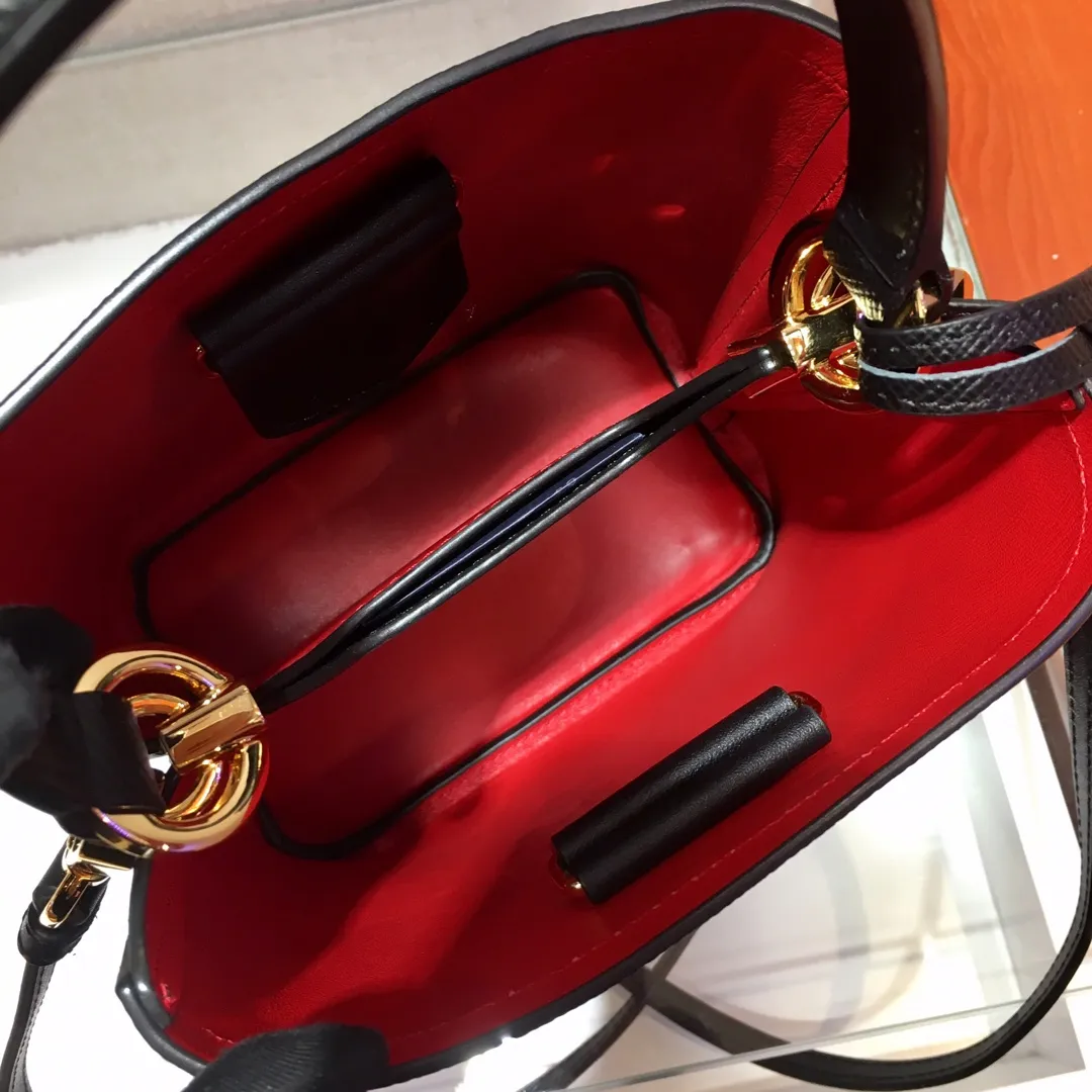 💰1700🔆Exclusive first release🔆1BA217 mini size💋Original item🤙🤙Made of imported Saffiano leather material, removable shoulder strap, leather nameplate and metal logo complement each other. Leather-covered central pocket with magnetic buckle. Saffiano leather triangle logo. Contrast color nappa leather lining. This Double handbag has an elegant style, eye-catching and unique. It is also a popular style🙋🏻🙋🏻Length 17x Height 18X Bottom 10.5cm
