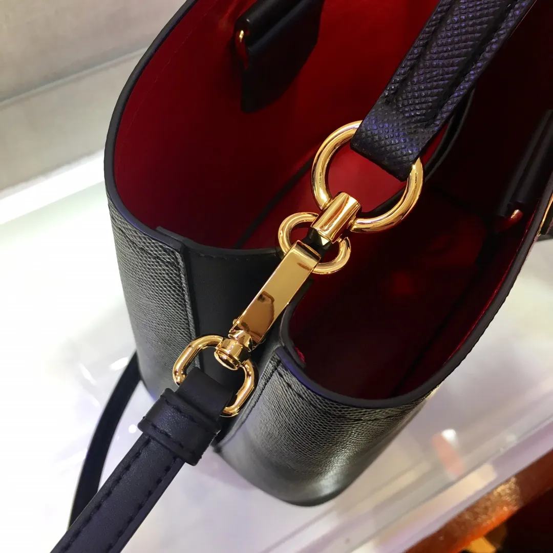 💰1700🔆Exclusive first release🔆1BA217 mini size💋Original item🤙🤙Made of imported Saffiano leather material, removable shoulder strap, leather nameplate and metal logo complement each other. Leather-covered central pocket with magnetic buckle. Saffiano leather triangle logo. Contrast color nappa leather lining. This Double handbag has an elegant style, eye-catching and unique. It is also a popular style🙋🏻🙋🏻Length 17x Height 18X Bottom 10.5cm