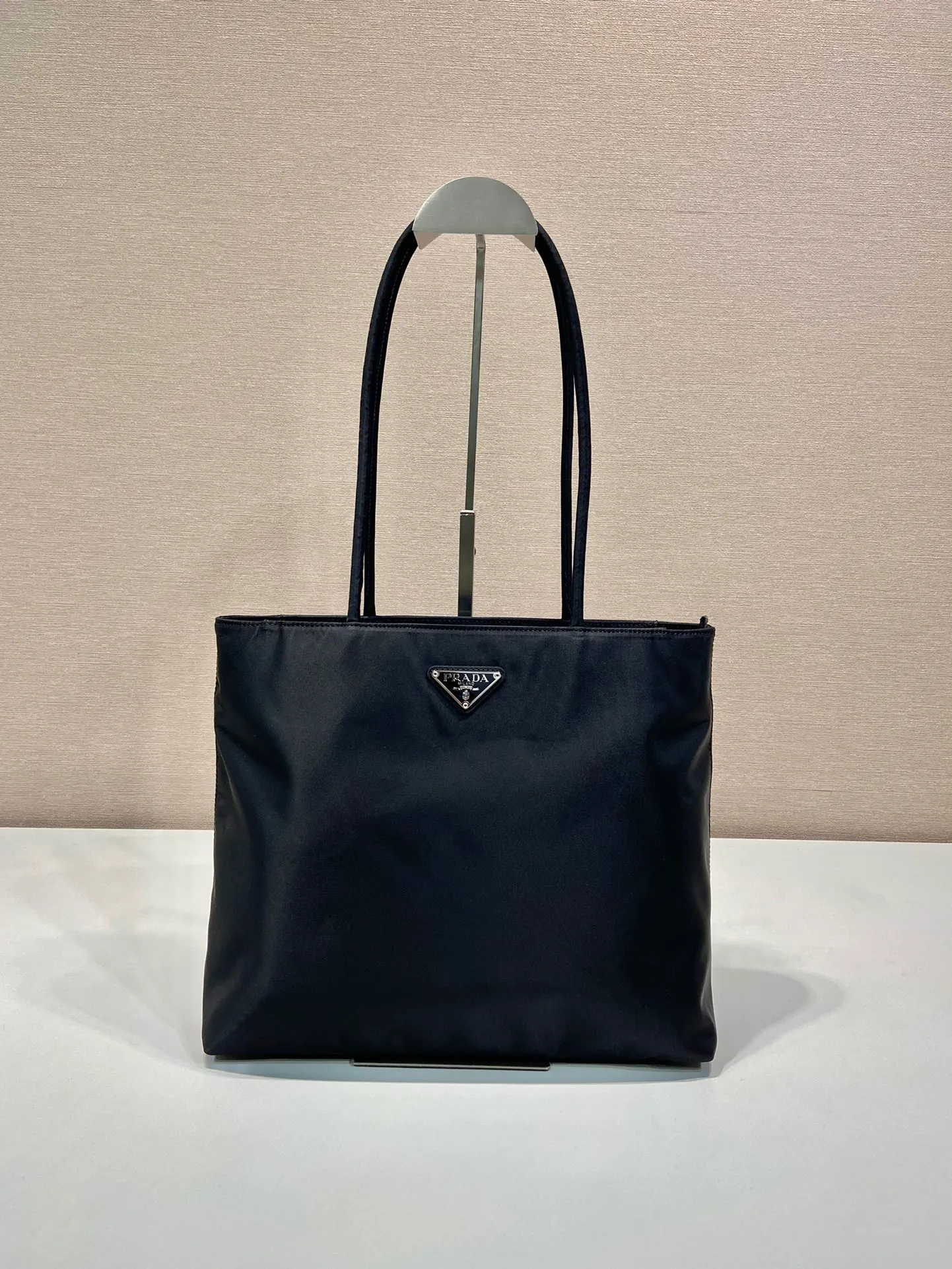 💰840🎉New tote bag🎉B6245 medium size🎉 This retro tote bag is made of imported nylon fabric, with the iconic triangle logo👏The design is simple and fashionable😘Large space capacity👍Very practical👍Retro fashion combined, so beautiful🎉🎉Another shopping bag that will never go out of style, if you like babies, hurry up and get it Length 30x height 27x base 9cm🎉🎉🎉👏👏👏