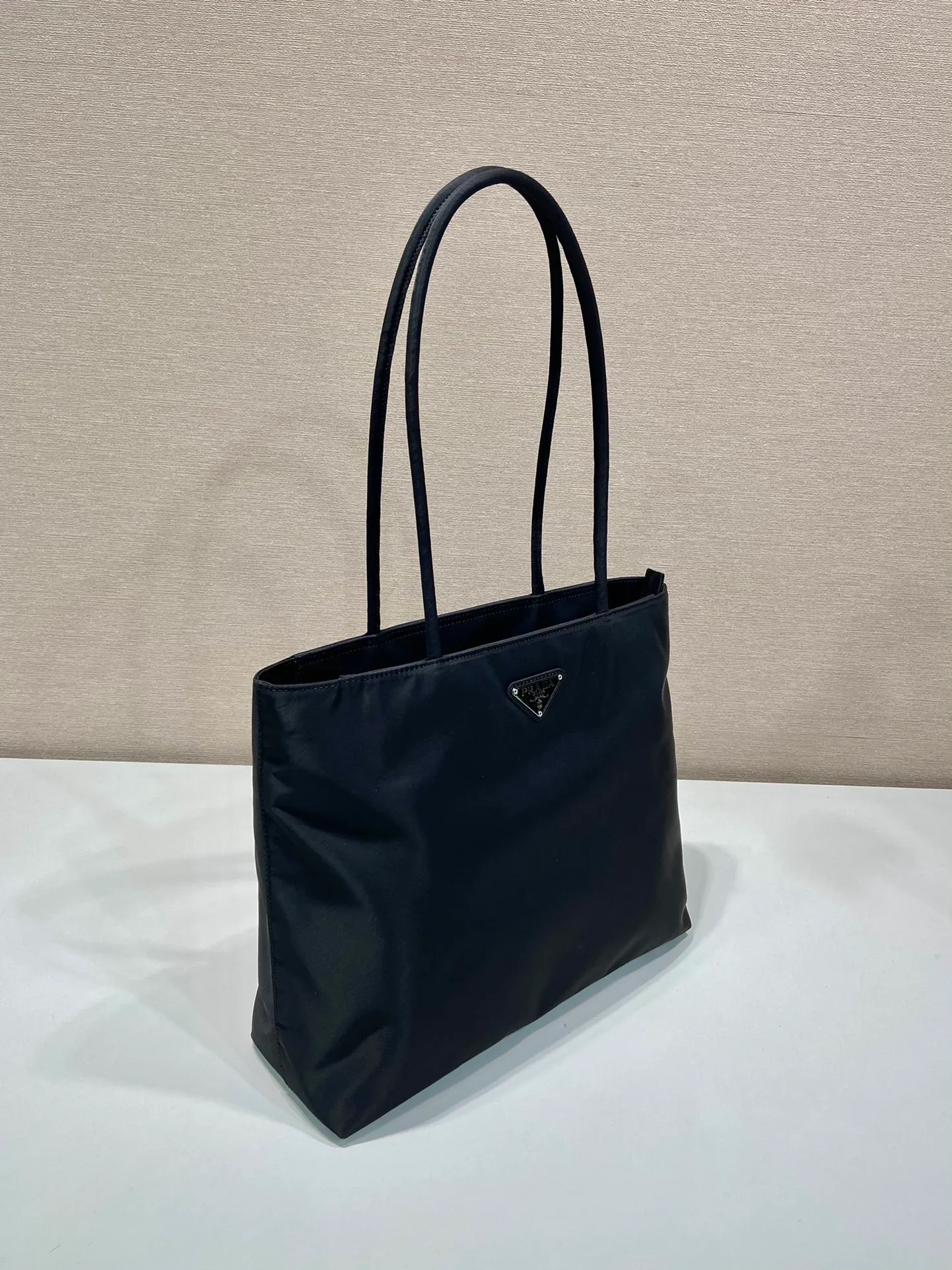 💰840🎉New tote bag🎉B6245 medium size🎉 This retro tote bag is made of imported nylon fabric, with the iconic triangle logo👏The design is simple and fashionable😘Large space capacity👍Very practical👍Retro fashion combined, so beautiful🎉🎉Another shopping bag that will never go out of style, if you like babies, hurry up and get it Length 30x height 27x base 9cm🎉🎉🎉👏👏👏