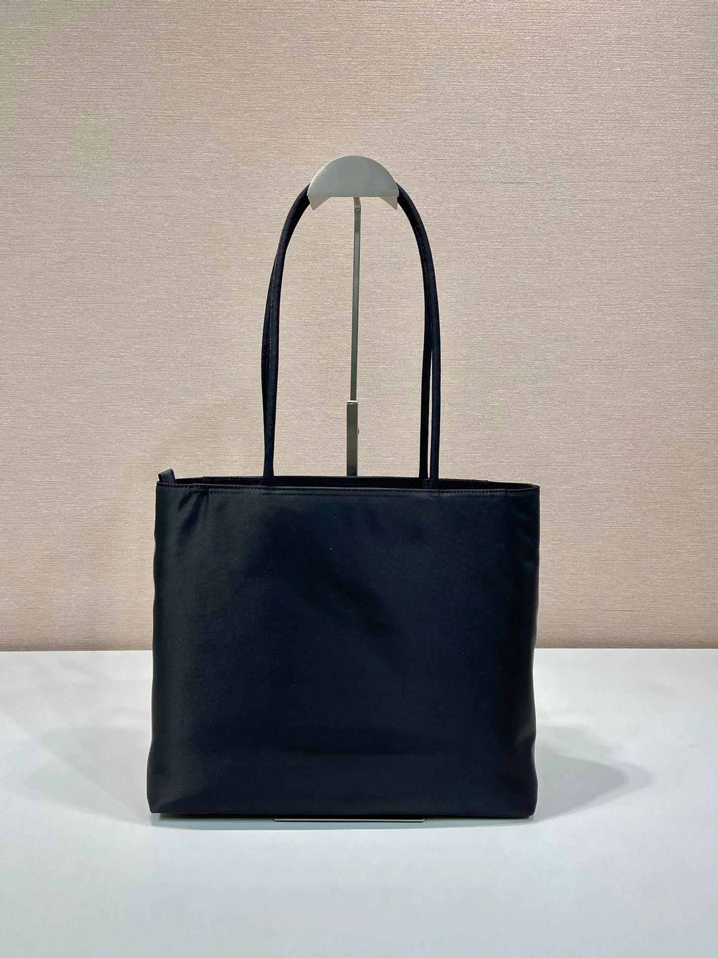 💰840🎉New tote bag🎉B6245 medium size🎉 This retro tote bag is made of imported nylon fabric, with the iconic triangle logo👏The design is simple and fashionable😘Large space capacity👍Very practical👍Retro fashion combined, so beautiful🎉🎉Another shopping bag that will never go out of style, if you like babies, hurry up and get it Length 30x height 27x base 9cm🎉🎉🎉👏👏👏
