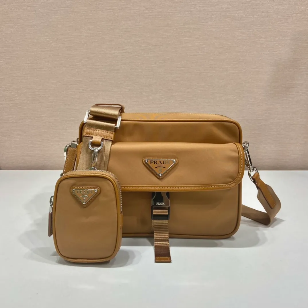 💰1020🎉New messenger bag🎉2VH133B🎉🎉New color This crossbody bag is made of imported nylon fabric, top-grade hardware🎉🎉Detachable adjustable nylon strap and leather shoulder strap, with detachable pouch, flip-top coated with enamel metal triangle logo Zipper closure, external pockets, with flaps and side buckles, recycled nylon lining, lightweight and practical, and a timeless and popular style🎉🎉worth owning🎉🎉 Length 22x Height 16x Bottom 5cm
