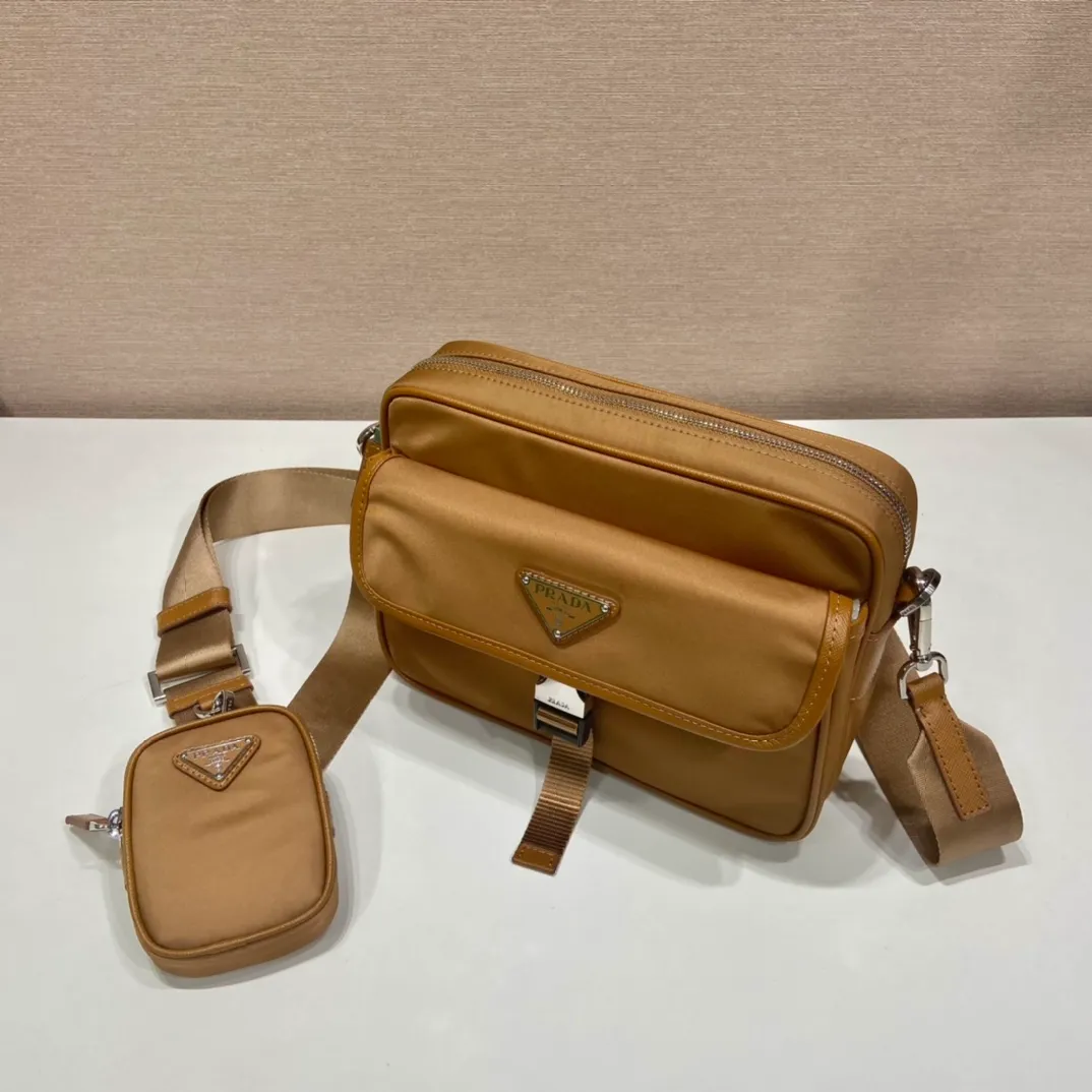 💰1020🎉New messenger bag🎉2VH133B🎉🎉New color This crossbody bag is made of imported nylon fabric, top-grade hardware🎉🎉Detachable adjustable nylon strap and leather shoulder strap, with detachable pouch, flip-top coated with enamel metal triangle logo Zipper closure, external pockets, with flaps and side buckles, recycled nylon lining, lightweight and practical, and a timeless and popular style🎉🎉worth owning🎉🎉 Length 22x Height 16x Bottom 5cm