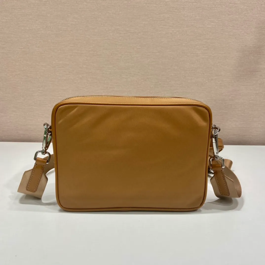 💰1020🎉New messenger bag🎉2VH133B🎉🎉New color This crossbody bag is made of imported nylon fabric, top-grade hardware🎉🎉Detachable adjustable nylon strap and leather shoulder strap, with detachable pouch, flip-top coated with enamel metal triangle logo Zipper closure, external pockets, with flaps and side buckles, recycled nylon lining, lightweight and practical, and a timeless and popular style🎉🎉worth owning🎉🎉 Length 22x Height 16x Bottom 5cm