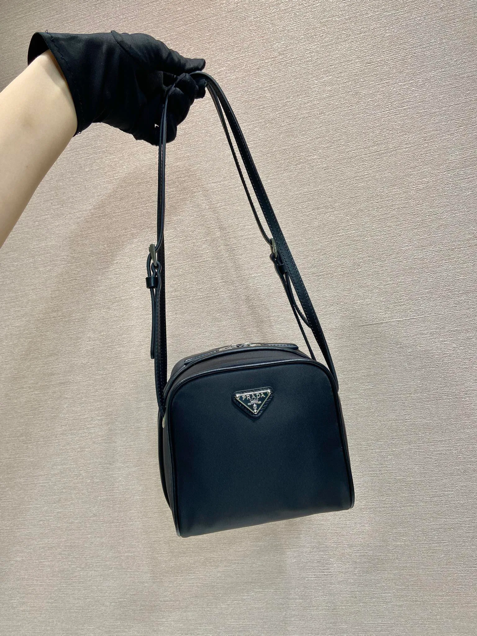 💰1020🎉New catwalk style🎉1BC248🎉🎉 This catwalk style cleverly combines classic and modern elements. Made of imported nylon fabric and imported calfskin. The bag mouth is designed with calfskin edging, which looks particularly fashionable, the zipper opening and closing design is more practical, and the letter emblem decoration is unique. It has a large capacity and is a popular style that will never go out of style🎉🎉 Length 15cm Height 14cmx Bottom 11cm🎉🎉🎉💰💰💰