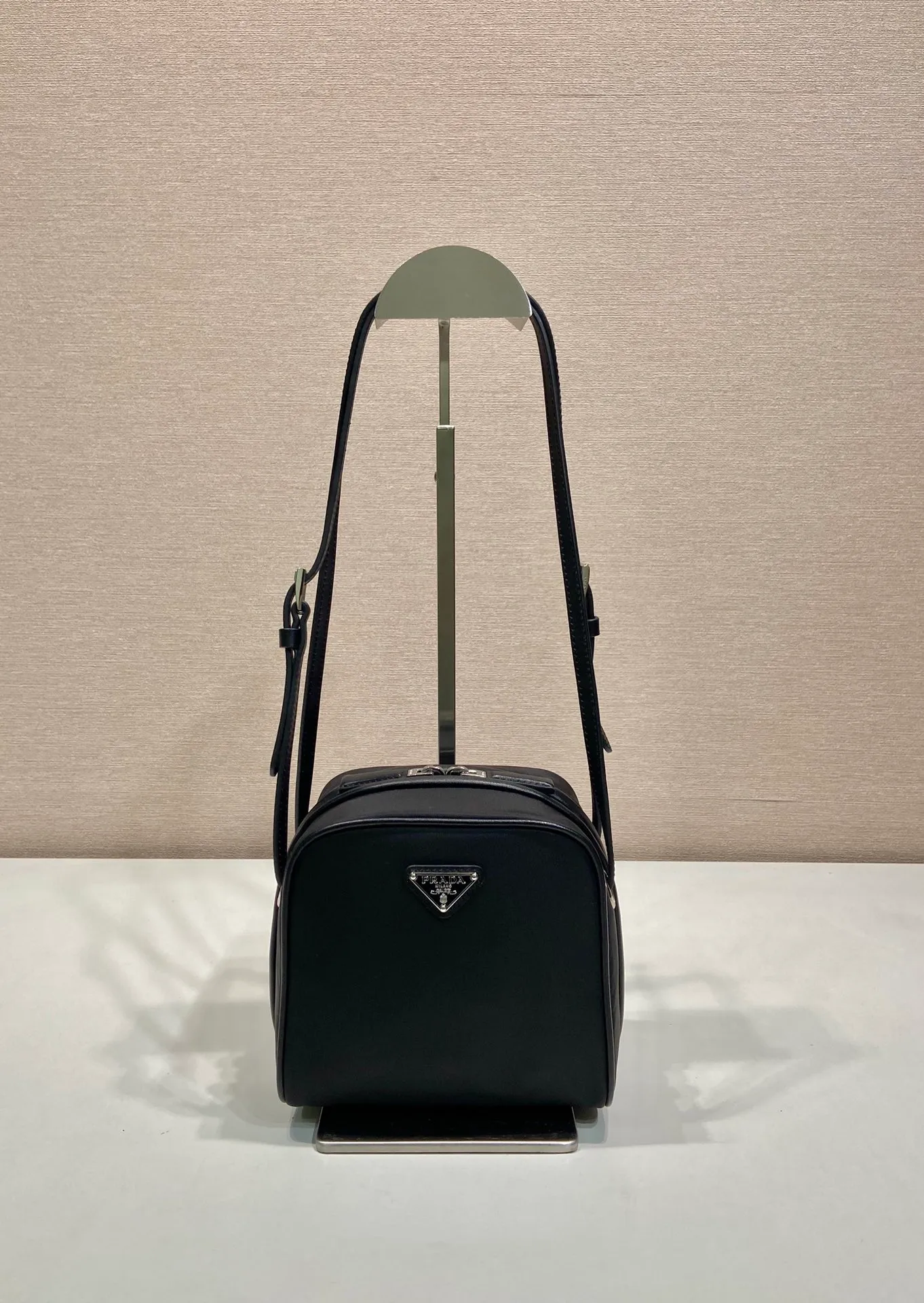 💰1020🎉New catwalk style🎉1BC248🎉🎉 This catwalk style cleverly combines classic and modern elements. Made of imported nylon fabric and imported calfskin. The bag mouth is designed with calfskin edging, which looks particularly fashionable, the zipper opening and closing design is more practical, and the letter emblem decoration is unique. It has a large capacity and is a popular style that will never go out of style🎉🎉 Length 15cm Height 14cmx Bottom 11cm🎉🎉🎉💰💰💰