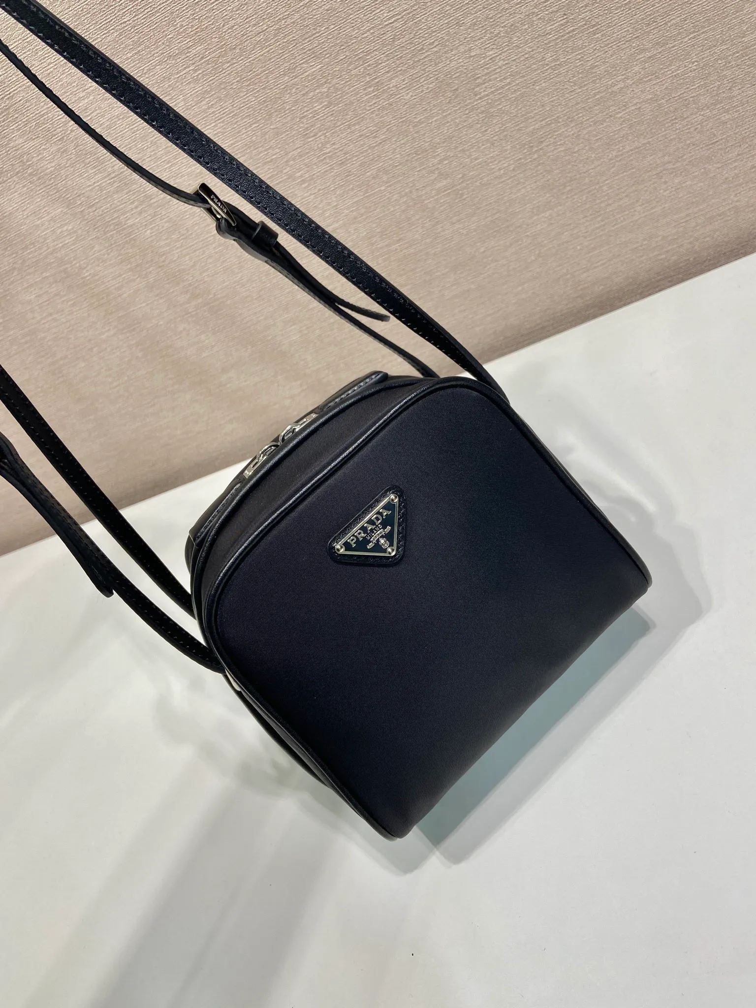 💰1020🎉New catwalk style🎉1BC248🎉🎉 This catwalk style cleverly combines classic and modern elements. Made of imported nylon fabric and imported calfskin. The bag mouth is designed with calfskin edging, which looks particularly fashionable, the zipper opening and closing design is more practical, and the letter emblem decoration is unique. It has a large capacity and is a popular style that will never go out of style🎉🎉 Length 15cm Height 14cmx Bottom 11cm🎉🎉🎉💰💰💰
