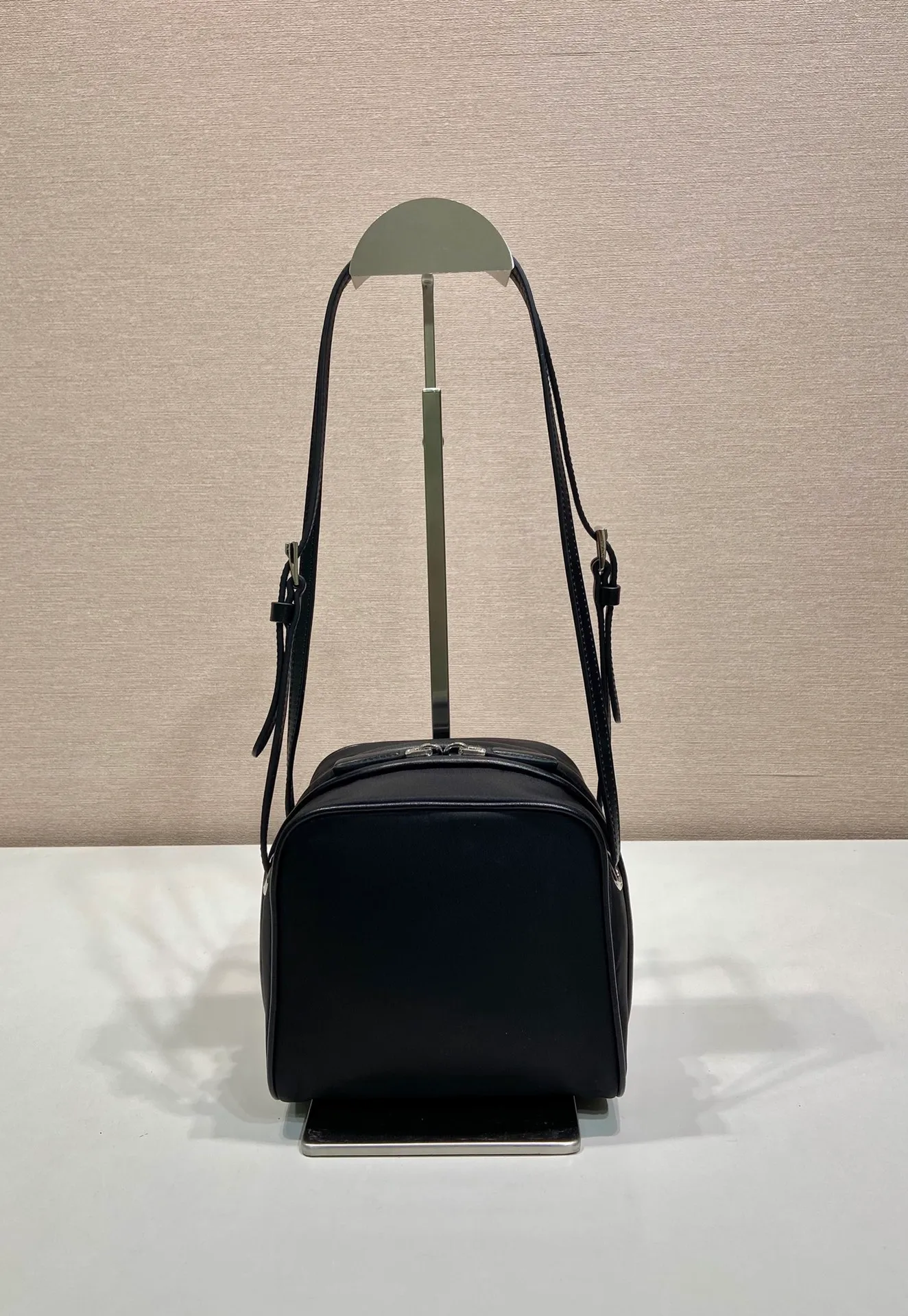 💰1020🎉New catwalk style🎉1BC248🎉🎉 This catwalk style cleverly combines classic and modern elements. Made of imported nylon fabric and imported calfskin. The bag mouth is designed with calfskin edging, which looks particularly fashionable, the zipper opening and closing design is more practical, and the letter emblem decoration is unique. It has a large capacity and is a popular style that will never go out of style🎉🎉 Length 15cm Height 14cmx Bottom 11cm🎉🎉🎉💰💰💰