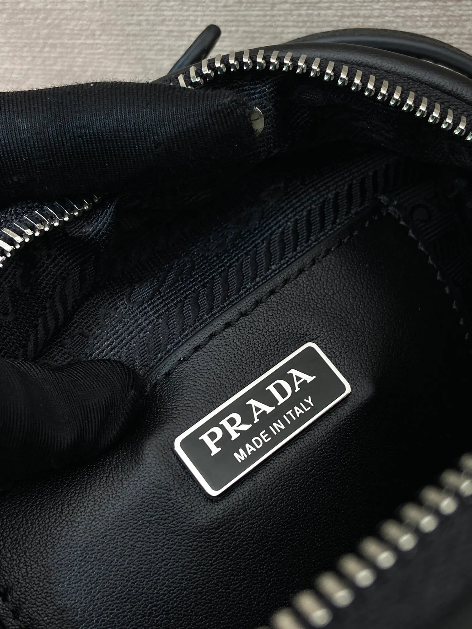 💰1020🎉New catwalk style🎉1BC248🎉🎉 This catwalk style cleverly combines classic and modern elements. Made of imported nylon fabric and imported calfskin. The bag mouth is designed with calfskin edging, which looks particularly fashionable, the zipper opening and closing design is more practical, and the letter emblem decoration is unique. It has a large capacity and is a popular style that will never go out of style🎉🎉 Length 15cm Height 14cmx Bottom 11cm🎉🎉🎉💰💰💰