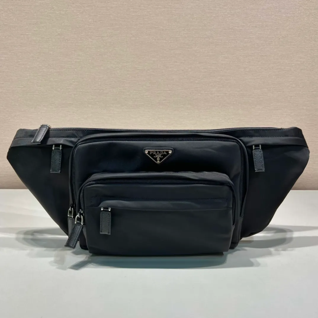 💰920🎉Classic waist bag🎉2VL003 chest bag/waist bag🎉 This classic men's chest bag is made of imported nylon fabric. The adjustable woven nylon shoulder strap with side release buckles highlights functionality, and the front pockets and zipped compartments on both sides are featured. There are many compartments, and there are two ways to carry the chest bag/waist bag. It is very practical👏👏It is simple and elegant, and the upper body effect is very cool😎If you like it, baby, hurry up and get it🎉🎉 Length 34x height 19x bottom 6cm