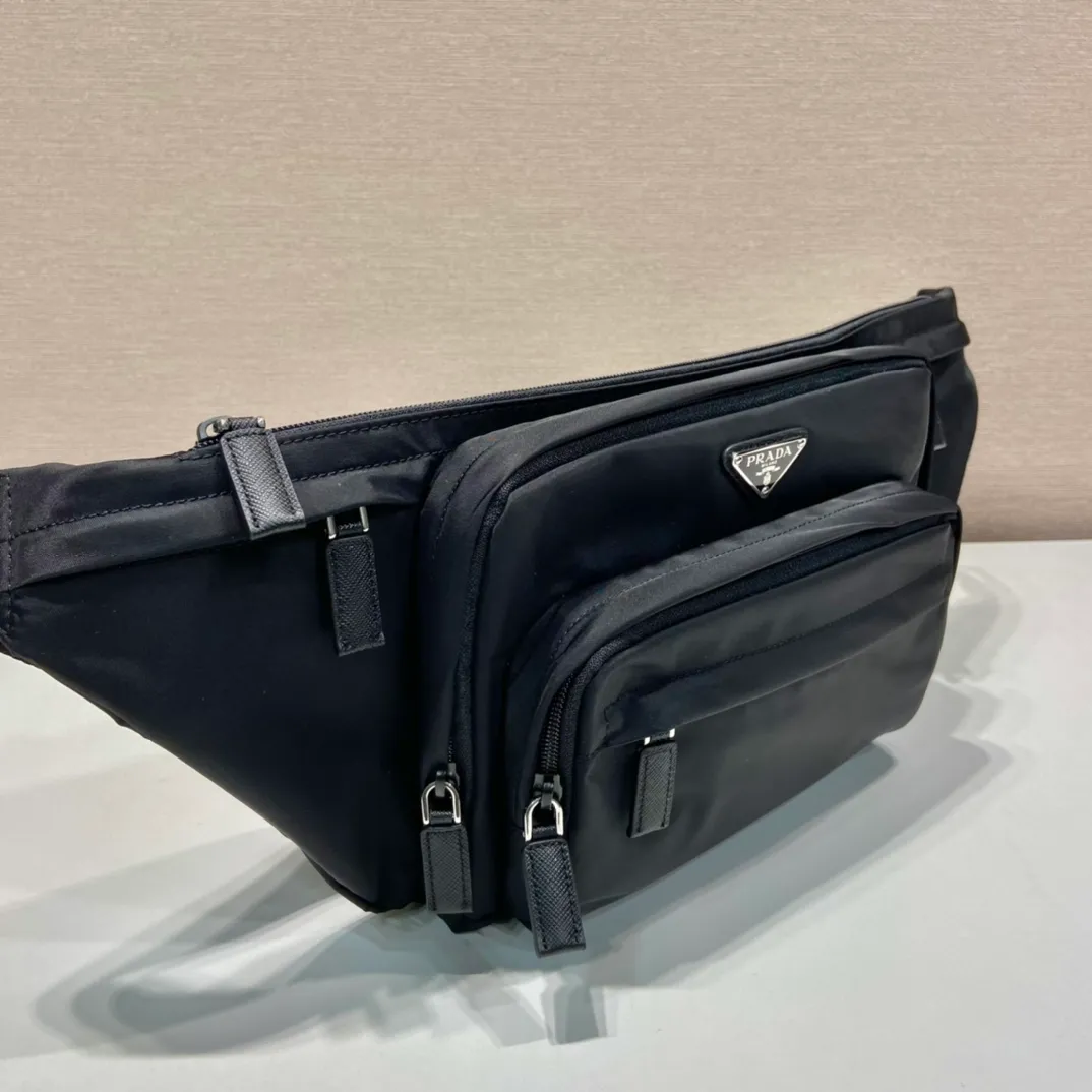 💰920🎉Classic waist bag🎉2VL003 chest bag/waist bag🎉 This classic men's chest bag is made of imported nylon fabric. The adjustable woven nylon shoulder strap with side release buckles highlights functionality, and the front pockets and zipped compartments on both sides are featured. There are many compartments, and there are two ways to carry the chest bag/waist bag. It is very practical👏👏It is simple and elegant, and the upper body effect is very cool😎If you like it, baby, hurry up and get it🎉🎉 Length 34x height 19x bottom 6cm