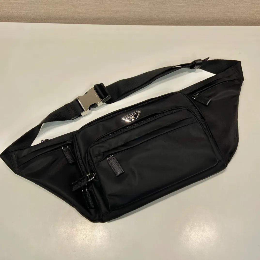 💰920🎉Classic waist bag🎉2VL003 chest bag/waist bag🎉 This classic men's chest bag is made of imported nylon fabric. The adjustable woven nylon shoulder strap with side release buckles highlights functionality, and the front pockets and zipped compartments on both sides are featured. There are many compartments, and there are two ways to carry the chest bag/waist bag. It is very practical👏👏It is simple and elegant, and the upper body effect is very cool😎If you like it, baby, hurry up and get it🎉🎉 Length 34x height 19x bottom 6cm