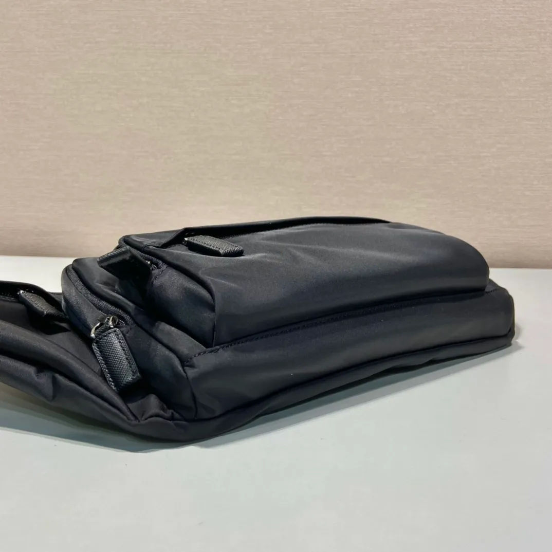 💰920🎉Classic waist bag🎉2VL003 chest bag/waist bag🎉 This classic men's chest bag is made of imported nylon fabric. The adjustable woven nylon shoulder strap with side release buckles highlights functionality, and the front pockets and zipped compartments on both sides are featured. There are many compartments, and there are two ways to carry the chest bag/waist bag. It is very practical👏👏It is simple and elegant, and the upper body effect is very cool😎If you like it, baby, hurry up and get it🎉🎉 Length 34x height 19x bottom 6cm
