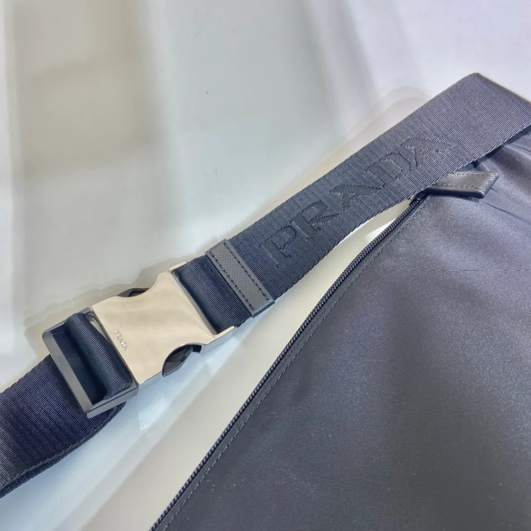 💰920🎉Classic waist bag🎉2VL003 chest bag/waist bag🎉 This classic men's chest bag is made of imported nylon fabric. The adjustable woven nylon shoulder strap with side release buckles highlights functionality, and the front pockets and zipped compartments on both sides are featured. There are many compartments, and there are two ways to carry the chest bag/waist bag. It is very practical👏👏It is simple and elegant, and the upper body effect is very cool😎If you like it, baby, hurry up and get it🎉🎉 Length 34x height 19x bottom 6cm