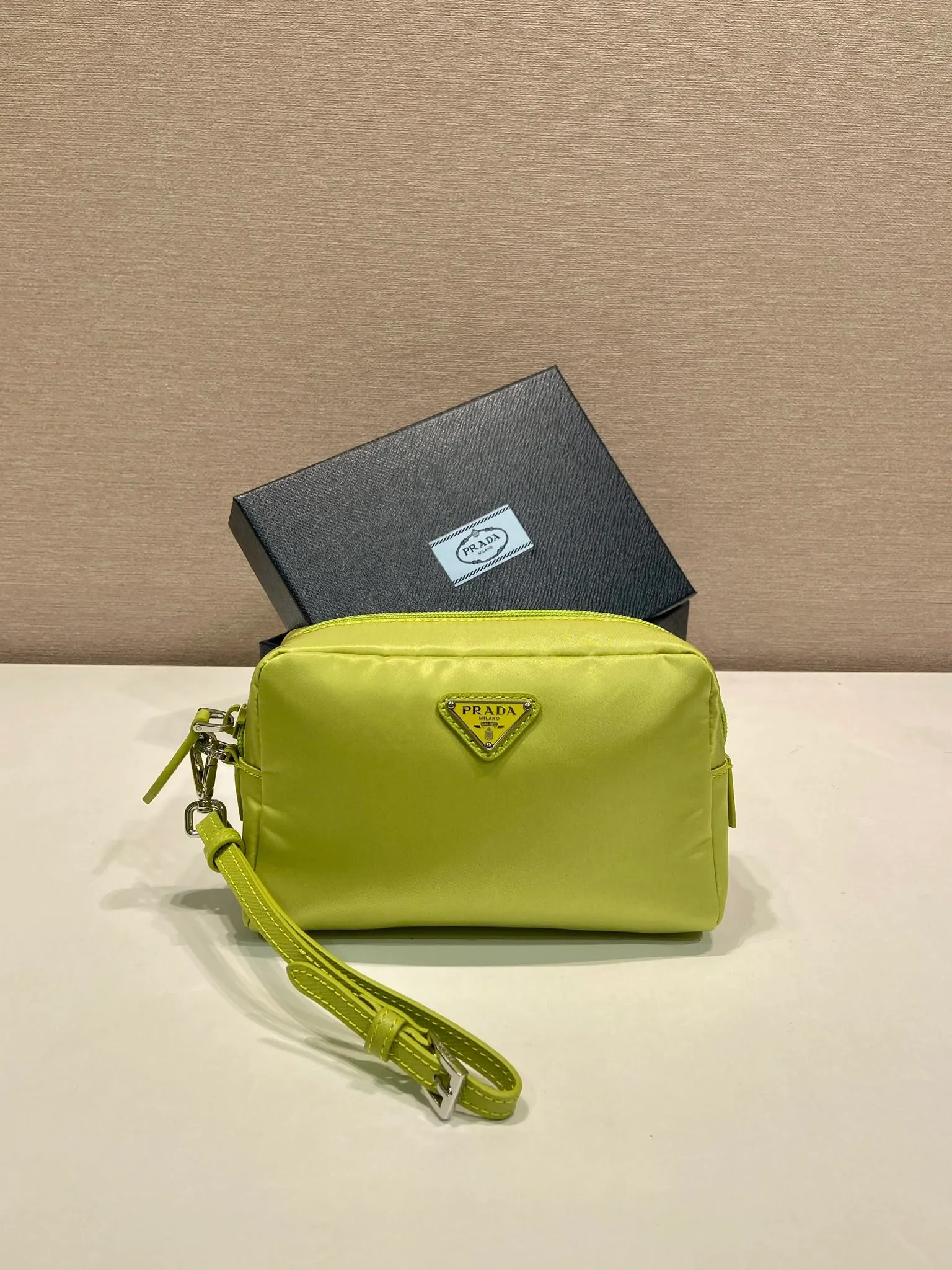 💰520🎉New clutch bag🎉1NS021 large size🎉🎉 This clutch bag is made of imported innovative Re-Nylon recycled nylon fabric. The iconic triangular logo in enameled metal accents the clean lines. The bag opens to reveal a zippered inner pocket. Detachable leather wristband, large capacity, no problem with daily essentials for going out😘😘The large handbag you have been dreaming about has arrived, babies, hurry up and get it🎉🎉 Length 17x Height 11x Bottom 5.5cm🎉🎉🎉😘😘😘