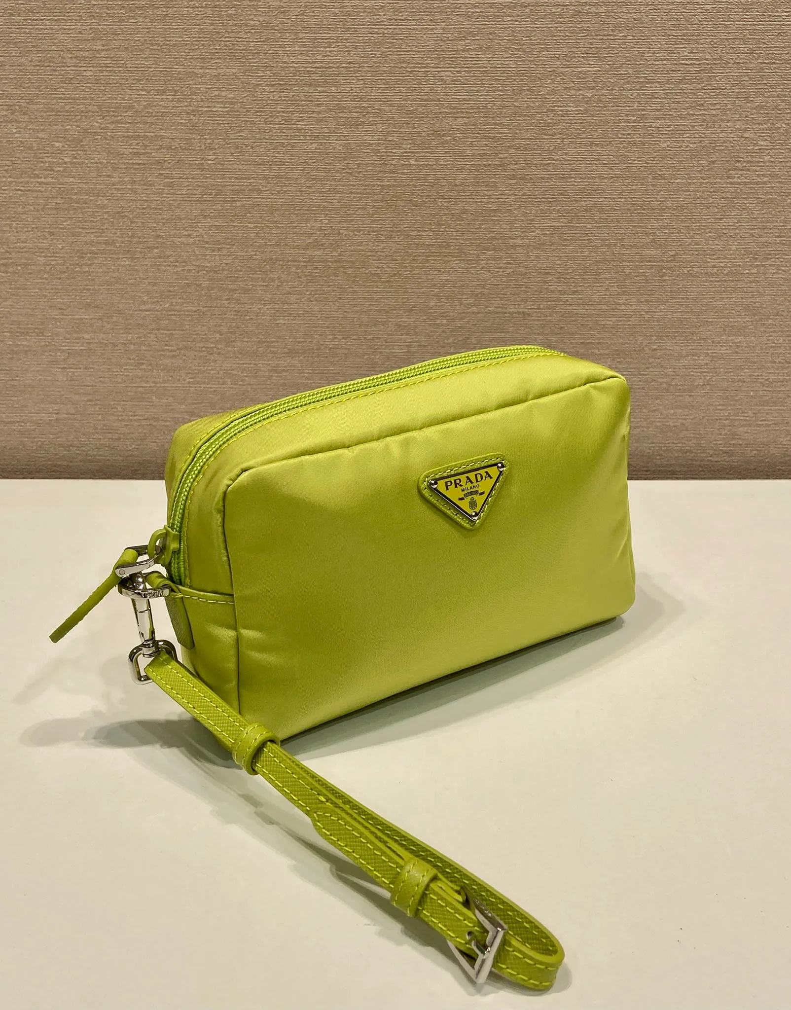 💰520🎉New clutch bag🎉1NS021 large size🎉🎉 This clutch bag is made of imported innovative Re-Nylon recycled nylon fabric. The iconic triangular logo in enameled metal accents the clean lines. The bag opens to reveal a zippered inner pocket. Detachable leather wristband, large capacity, no problem with daily essentials for going out😘😘The large handbag you have been dreaming about has arrived, babies, hurry up and get it🎉🎉 Length 17x Height 11x Bottom 5.5cm🎉🎉🎉😘😘😘