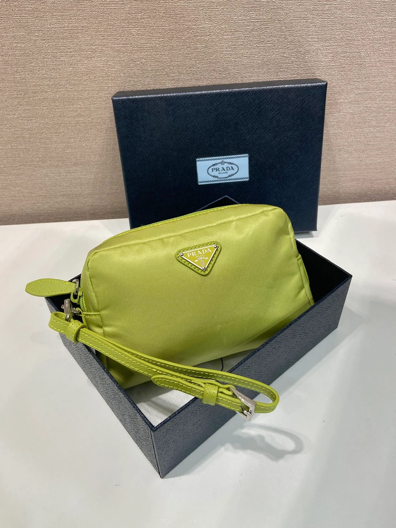 💰520🎉New clutch bag🎉1NS021 large size🎉🎉 This clutch bag is made of imported innovative Re-Nylon recycled nylon fabric. The iconic triangular logo in enameled metal accents the clean lines. The bag opens to reveal a zippered inner pocket. Detachable leather wristband, large capacity, no problem with daily essentials for going out😘😘The large handbag you have been dreaming about has arrived, babies, hurry up and get it🎉🎉 Length 17x Height 11x Bottom 5.5cm🎉🎉🎉😘😘😘