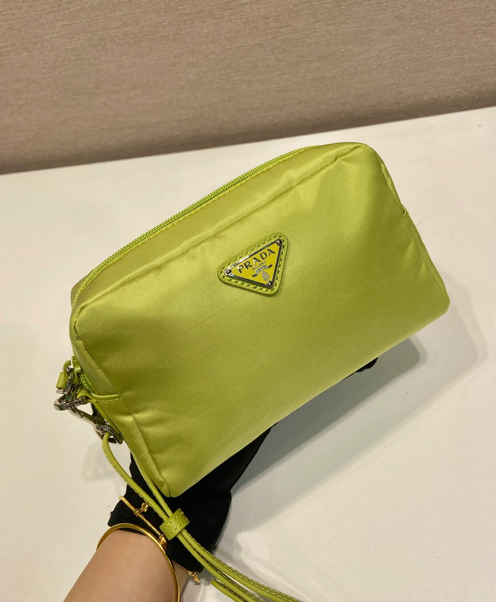 💰520🎉New clutch bag🎉1NS021 large size🎉🎉 This clutch bag is made of imported innovative Re-Nylon recycled nylon fabric. The iconic triangular logo in enameled metal accents the clean lines. The bag opens to reveal a zippered inner pocket. Detachable leather wristband, large capacity, no problem with daily essentials for going out😘😘The large handbag you have been dreaming about has arrived, babies, hurry up and get it🎉🎉 Length 17x Height 11x Bottom 5.5cm🎉🎉🎉😘😘😘