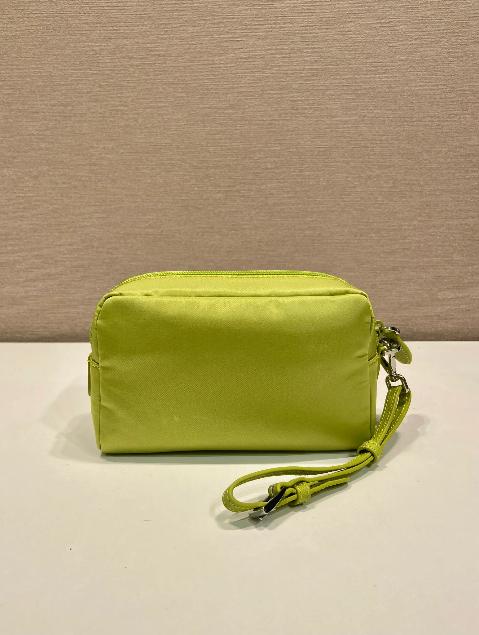 💰520🎉New clutch bag🎉1NS021 large size🎉🎉 This clutch bag is made of imported innovative Re-Nylon recycled nylon fabric. The iconic triangular logo in enameled metal accents the clean lines. The bag opens to reveal a zippered inner pocket. Detachable leather wristband, large capacity, no problem with daily essentials for going out😘😘The large handbag you have been dreaming about has arrived, babies, hurry up and get it🎉🎉 Length 17x Height 11x Bottom 5.5cm🎉🎉🎉😘😘😘