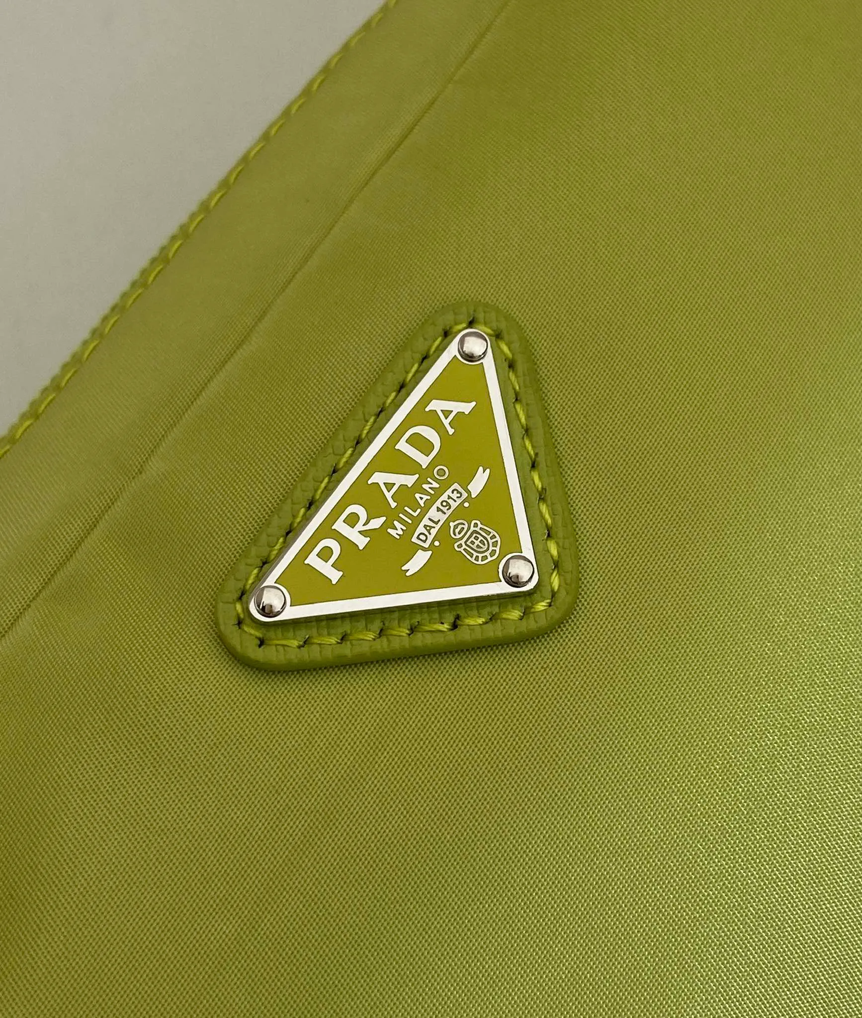 💰520🎉New clutch bag🎉1NS021 large size🎉🎉 This clutch bag is made of imported innovative Re-Nylon recycled nylon fabric. The iconic triangular logo in enameled metal accents the clean lines. The bag opens to reveal a zippered inner pocket. Detachable leather wristband, large capacity, no problem with daily essentials for going out😘😘The large handbag you have been dreaming about has arrived, babies, hurry up and get it🎉🎉 Length 17x Height 11x Bottom 5.5cm🎉🎉🎉😘😘😘
