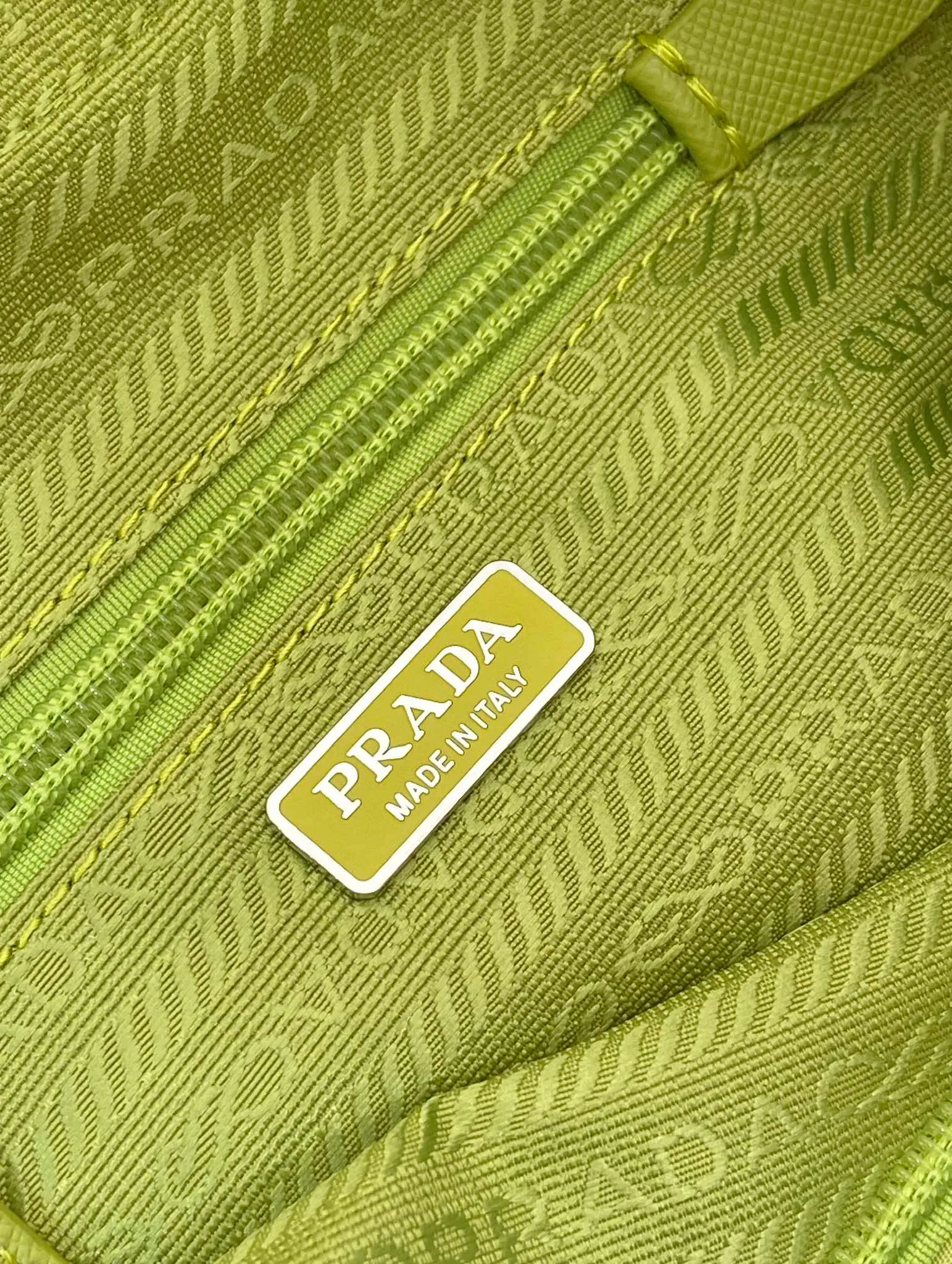 💰520🎉New clutch bag🎉1NS021 large size🎉🎉 This clutch bag is made of imported innovative Re-Nylon recycled nylon fabric. The iconic triangular logo in enameled metal accents the clean lines. The bag opens to reveal a zippered inner pocket. Detachable leather wristband, large capacity, no problem with daily essentials for going out😘😘The large handbag you have been dreaming about has arrived, babies, hurry up and get it🎉🎉 Length 17x Height 11x Bottom 5.5cm🎉🎉🎉😘😘😘