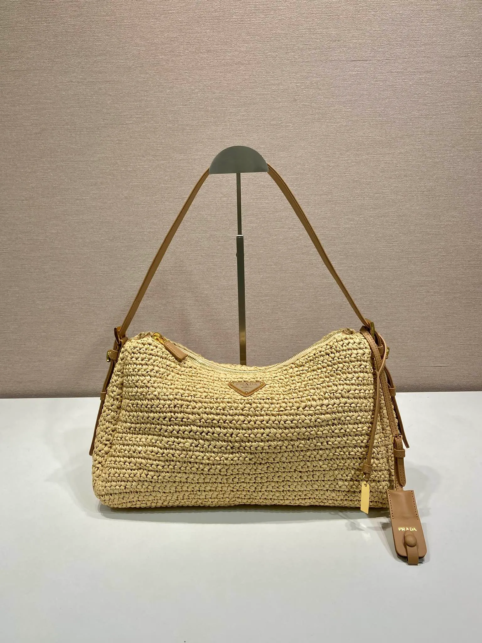 💰1600🎉New weaving🎉1BC246 large🎉🎉 This shoulder bag is uniquely integrated with hand-woven weaving and exquisite leather details, reinterpreting the feminine silhouette of the P Aimée handbag. Textures and materials achieve a harmonious balance, sublimating the ever-changing modern shape, and the classic metal triangle logo is the finishing touch. Adjustable leather handles, removable leather handbag accessories, large capacity space, very stylish upper body effect, a must-have for summer, get it now🎉🎉 Length 37x Height 23 bottom 10cm🎉🎉🎉💰💰💰