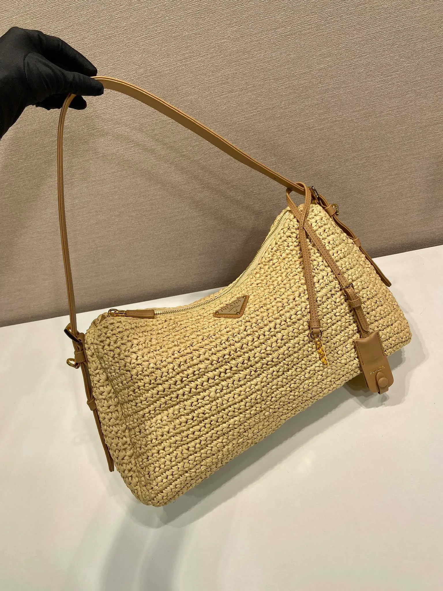 💰1600🎉New weaving🎉1BC246 large🎉🎉 This shoulder bag is uniquely integrated with hand-woven weaving and exquisite leather details, reinterpreting the feminine silhouette of the P Aimée handbag. Textures and materials achieve a harmonious balance, sublimating the ever-changing modern shape, and the classic metal triangle logo is the finishing touch. Adjustable leather handles, removable leather handbag accessories, large capacity space, very stylish upper body effect, a must-have for summer, get it now🎉🎉 Length 37x Height 23 bottom 10cm🎉🎉🎉💰💰💰