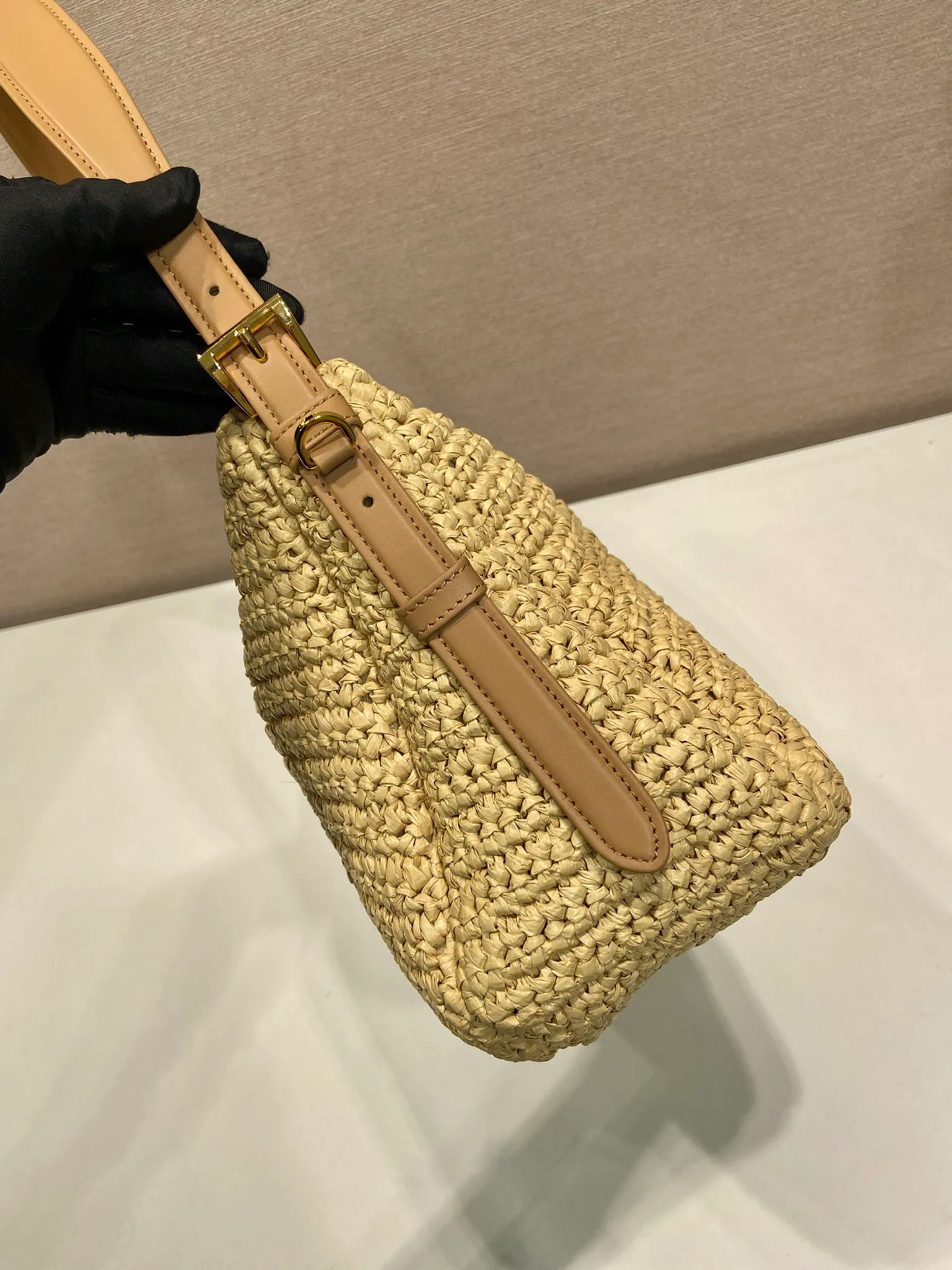 💰1600🎉New weaving🎉1BC246 large🎉🎉 This shoulder bag is uniquely integrated with hand-woven weaving and exquisite leather details, reinterpreting the feminine silhouette of the P Aimée handbag. Textures and materials achieve a harmonious balance, sublimating the ever-changing modern shape, and the classic metal triangle logo is the finishing touch. Adjustable leather handles, removable leather handbag accessories, large capacity space, very stylish upper body effect, a must-have for summer, get it now🎉🎉 Length 37x Height 23 bottom 10cm🎉🎉🎉💰💰💰