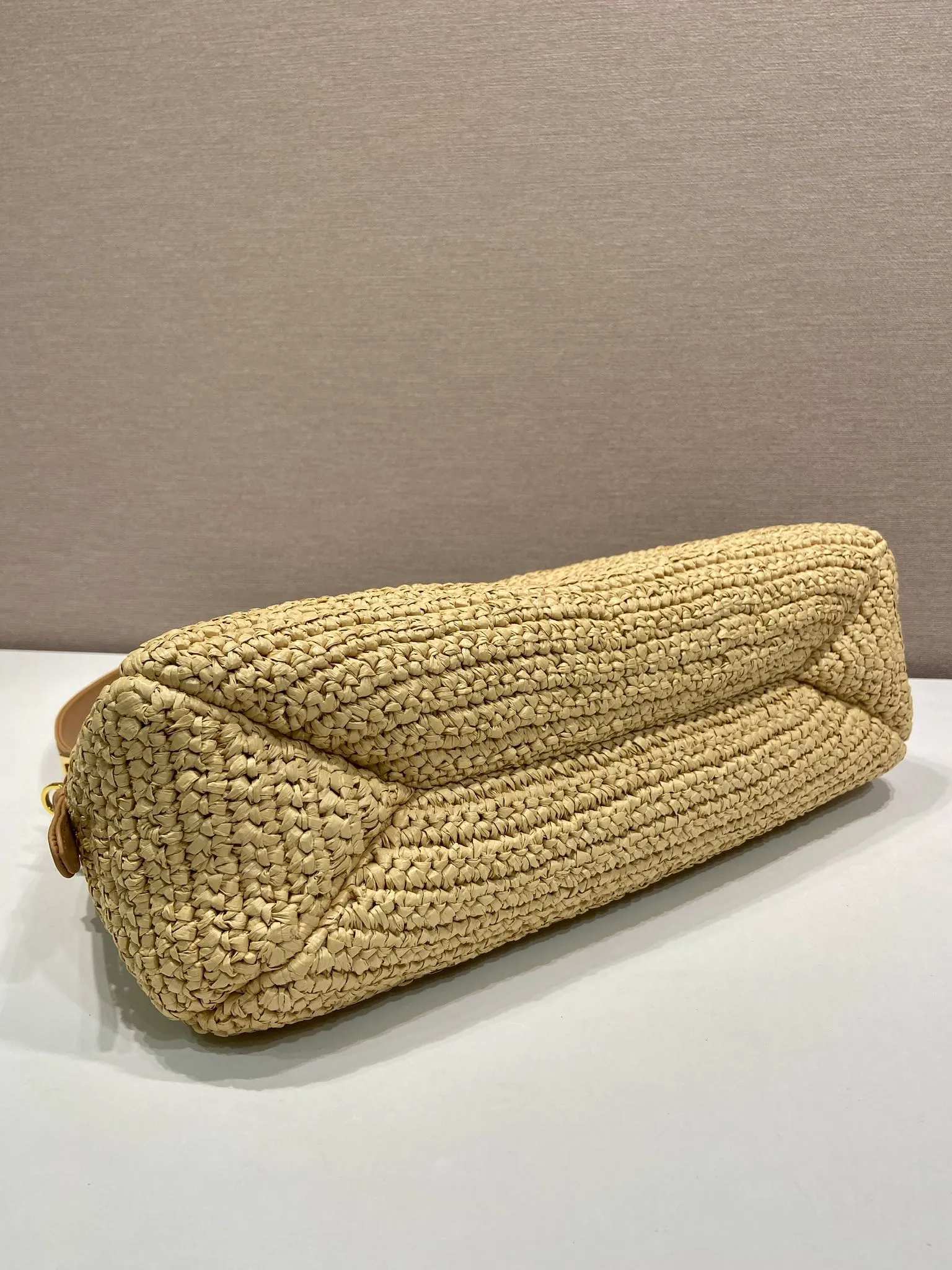 💰1600🎉New weaving🎉1BC246 large🎉🎉 This shoulder bag is uniquely integrated with hand-woven weaving and exquisite leather details, reinterpreting the feminine silhouette of the P Aimée handbag. Textures and materials achieve a harmonious balance, sublimating the ever-changing modern shape, and the classic metal triangle logo is the finishing touch. Adjustable leather handles, removable leather handbag accessories, large capacity space, very stylish upper body effect, a must-have for summer, get it now🎉🎉 Length 37x Height 23 bottom 10cm🎉🎉🎉💰💰💰