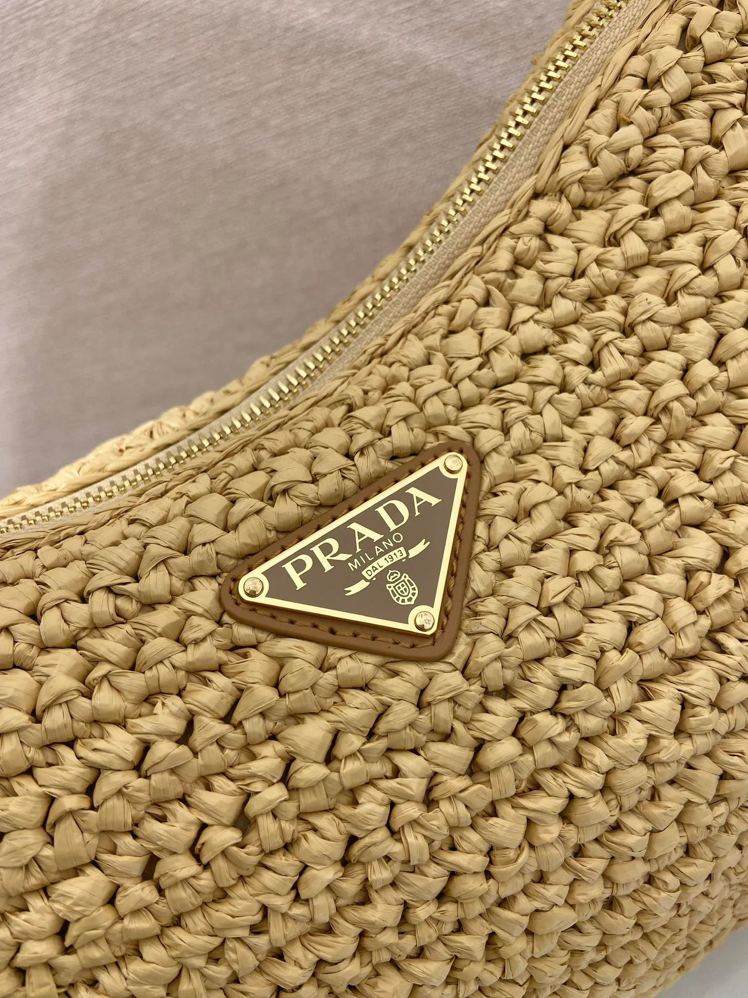 💰1600🎉New weaving🎉1BC246 large🎉🎉 This shoulder bag is uniquely integrated with hand-woven weaving and exquisite leather details, reinterpreting the feminine silhouette of the P Aimée handbag. Textures and materials achieve a harmonious balance, sublimating the ever-changing modern shape, and the classic metal triangle logo is the finishing touch. Adjustable leather handles, removable leather handbag accessories, large capacity space, very stylish upper body effect, a must-have for summer, get it now🎉🎉 Length 37x Height 23 bottom 10cm🎉🎉🎉💰💰💰