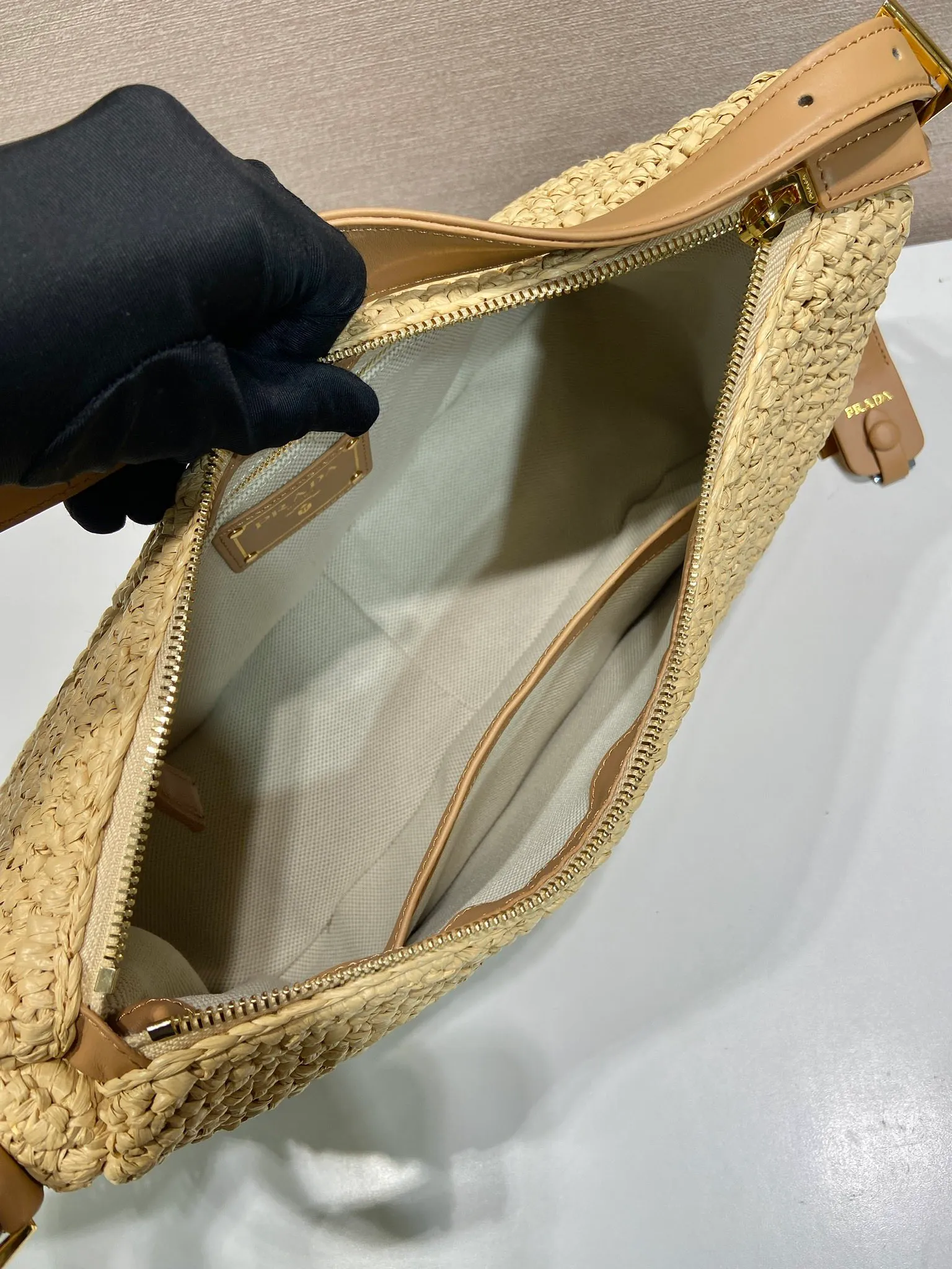 💰1600🎉New weaving🎉1BC246 large🎉🎉 This shoulder bag is uniquely integrated with hand-woven weaving and exquisite leather details, reinterpreting the feminine silhouette of the P Aimée handbag. Textures and materials achieve a harmonious balance, sublimating the ever-changing modern shape, and the classic metal triangle logo is the finishing touch. Adjustable leather handles, removable leather handbag accessories, large capacity space, very stylish upper body effect, a must-have for summer, get it now🎉🎉 Length 37x Height 23 bottom 10cm🎉🎉🎉💰💰💰