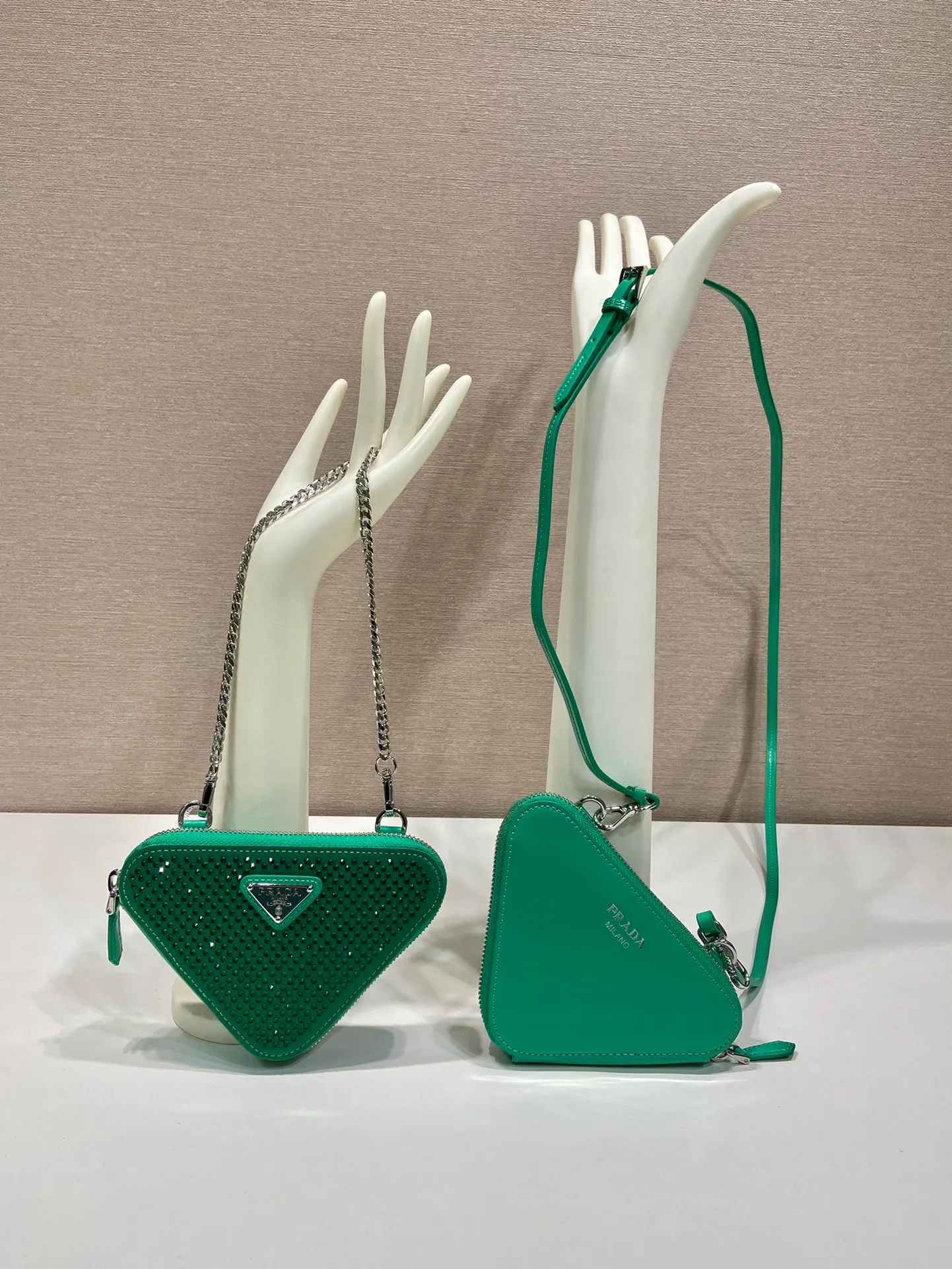 💰920🎉Gemini crystal triangle bag🎉1NR015 new product😘Crystal bag This two-in-one twin bag has a very unique design and can be disassembled into 2 bags🎉🎉. The body of the bag is made of imitation crystal, which is perfect🎉🎉. One can be carried by hand and the other can be worn as a crossbody. It can also be combined😘😘Another hot new product🎉 If you like babies, hurry up and get it🎉🎉 Length 15x height 10x bottom 5cm🎉🎉🎉👏👏👏
