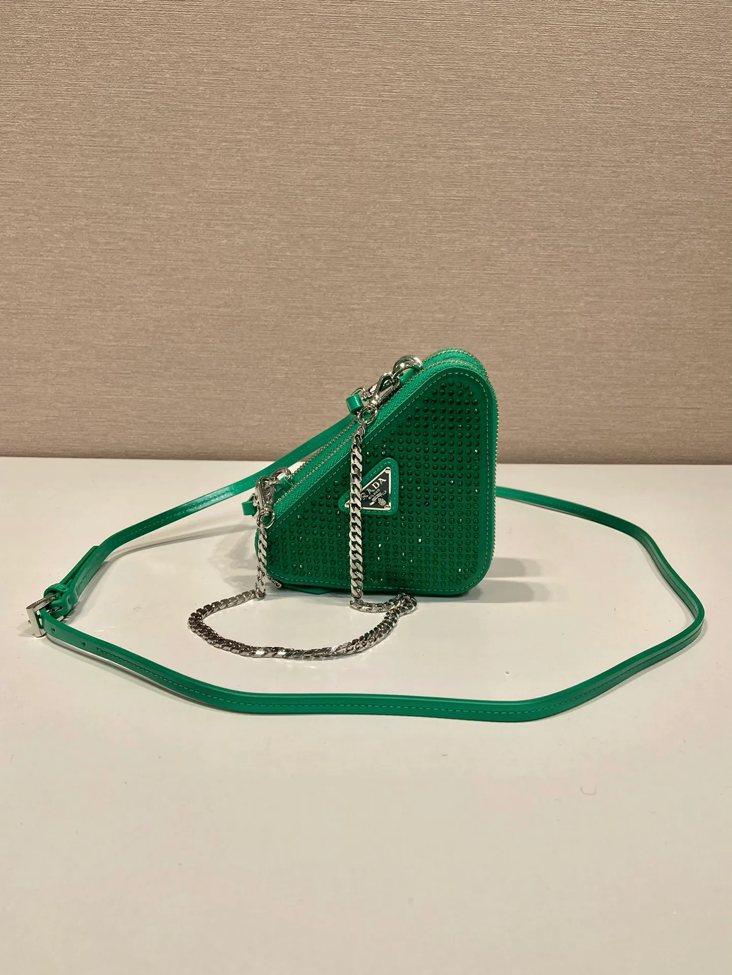 💰920🎉Gemini crystal triangle bag🎉1NR015 new product😘Crystal bag This two-in-one twin bag has a very unique design and can be disassembled into 2 bags🎉🎉. The body of the bag is made of imitation crystal, which is perfect🎉🎉. One can be carried by hand and the other can be worn as a crossbody. It can also be combined😘😘Another hot new product🎉 If you like babies, hurry up and get it🎉🎉 Length 15x height 10x bottom 5cm🎉🎉🎉👏👏👏