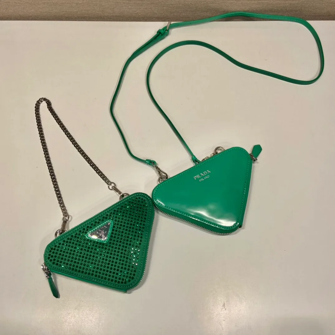 💰920🎉Gemini crystal triangle bag🎉1NR015 new product😘Crystal bag This two-in-one twin bag has a very unique design and can be disassembled into 2 bags🎉🎉. The body of the bag is made of imitation crystal, which is perfect🎉🎉. One can be carried by hand and the other can be worn as a crossbody. It can also be combined😘😘Another hot new product🎉 If you like babies, hurry up and get it🎉🎉 Length 15x height 10x bottom 5cm🎉🎉🎉👏👏👏