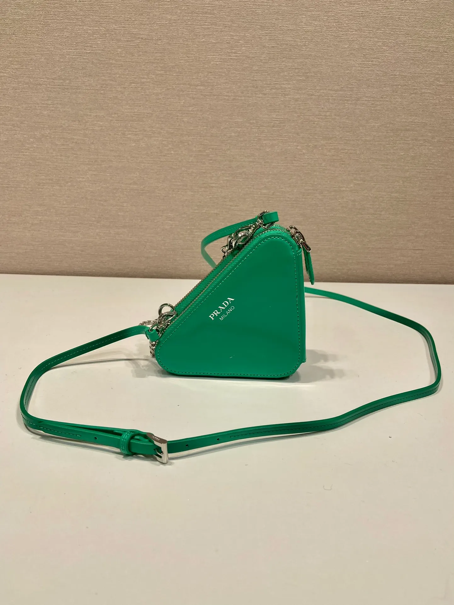 💰920🎉Gemini crystal triangle bag🎉1NR015 new product😘Crystal bag This two-in-one twin bag has a very unique design and can be disassembled into 2 bags🎉🎉. The body of the bag is made of imitation crystal, which is perfect🎉🎉. One can be carried by hand and the other can be worn as a crossbody. It can also be combined😘😘Another hot new product🎉 If you like babies, hurry up and get it🎉🎉 Length 15x height 10x bottom 5cm🎉🎉🎉👏👏👏
