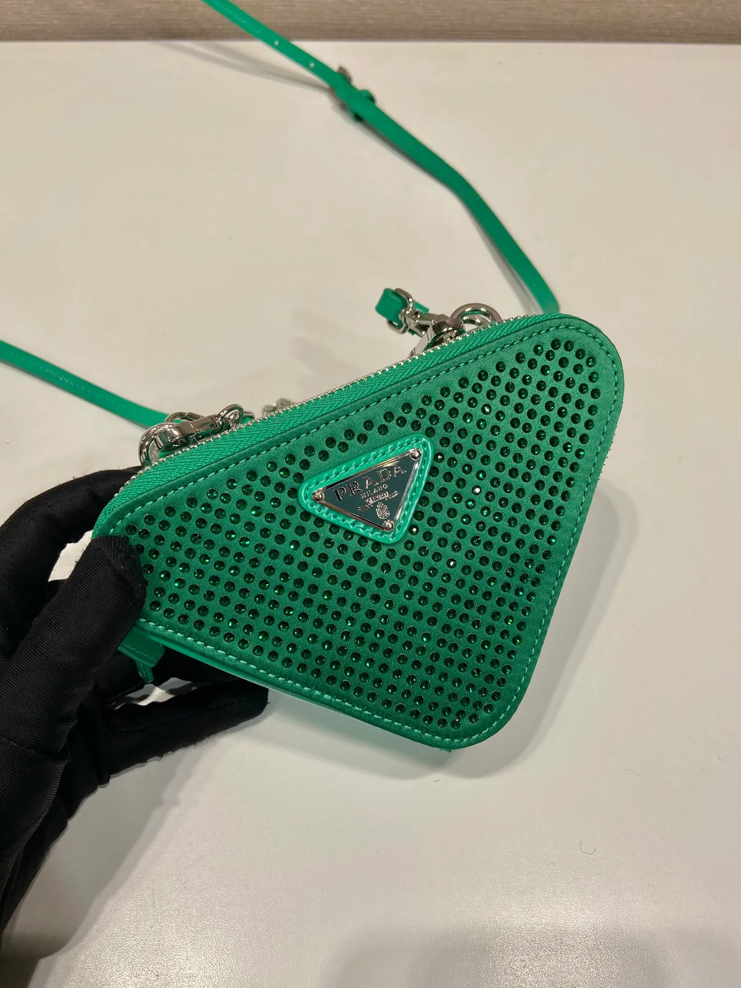 💰920🎉Gemini crystal triangle bag🎉1NR015 new product😘Crystal bag This two-in-one twin bag has a very unique design and can be disassembled into 2 bags🎉🎉. The body of the bag is made of imitation crystal, which is perfect🎉🎉. One can be carried by hand and the other can be worn as a crossbody. It can also be combined😘😘Another hot new product🎉 If you like babies, hurry up and get it🎉🎉 Length 15x height 10x bottom 5cm🎉🎉🎉👏👏👏