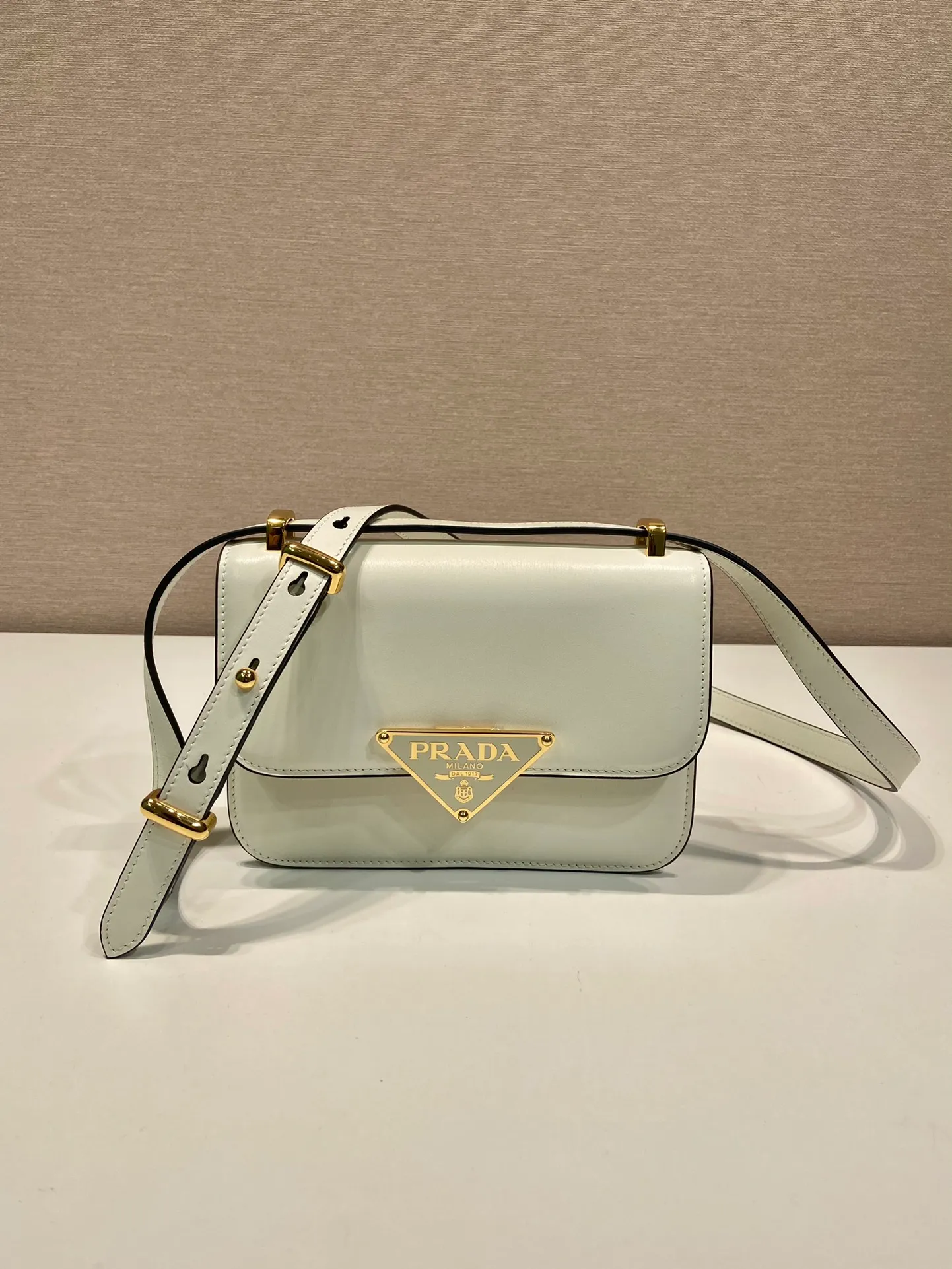💰1520🎉New messenger bag🎉1BD340🎉🎉 This shoulder bag is made of oiled cowhide. The corner design gives the bag a modern style, the adjustable leather handle can be worn on the shoulder or cross-body, and the enameled metal triangular logo flap is decorated with a snap lock. Full of high-end feel, the top of your back instantly transforms into a girly girl, with large capacity and space. Fashionable and practical, get it now🎉👏 Length 20x Height 13.5x Bottom 5.5cm👏👏👏🎉🎉🎉