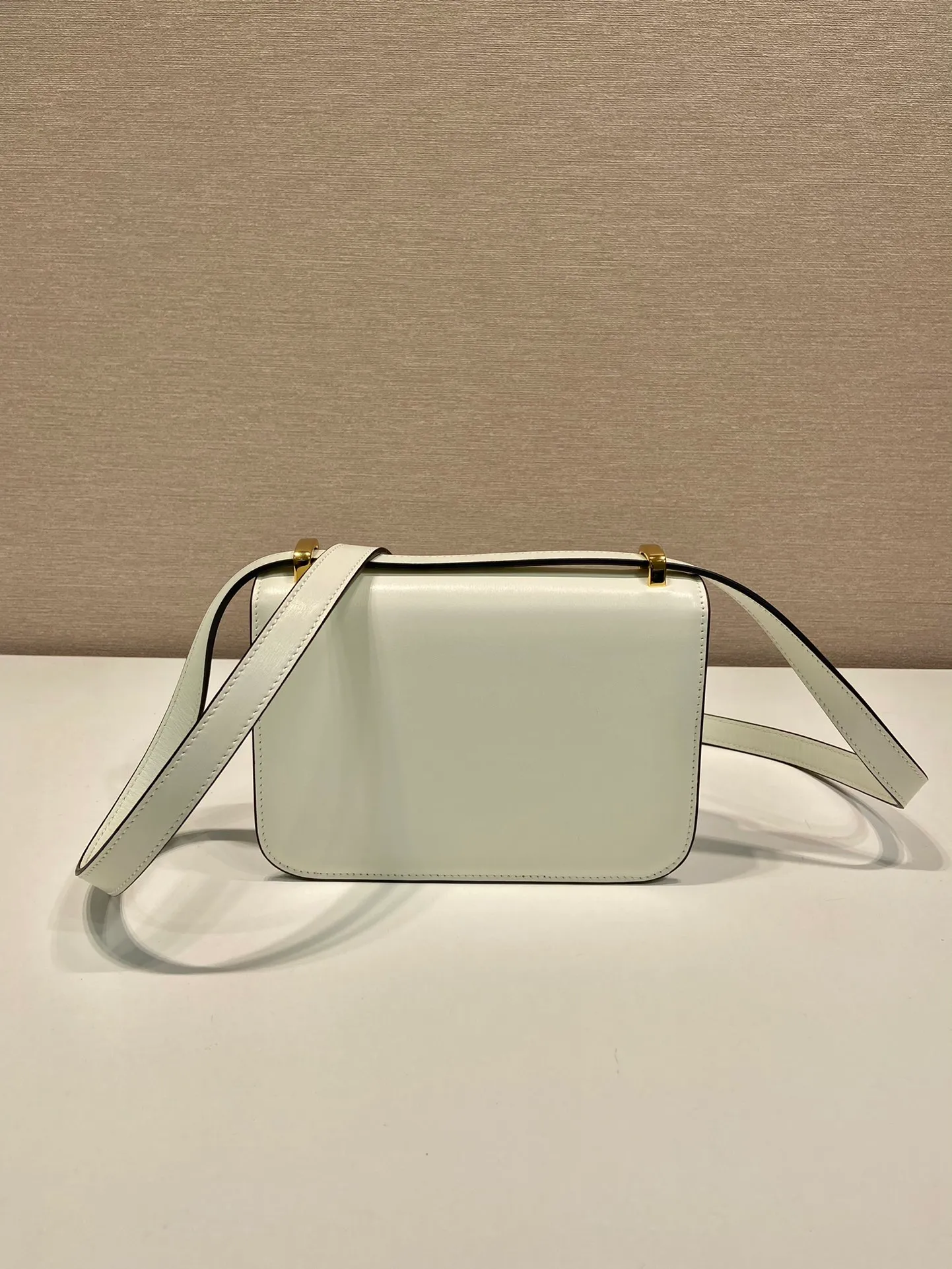 💰1520🎉New messenger bag🎉1BD340🎉🎉 This shoulder bag is made of oiled cowhide. The corner design gives the bag a modern style, the adjustable leather handle can be worn on the shoulder or cross-body, and the enameled metal triangular logo flap is decorated with a snap lock. Full of high-end feel, the top of your back instantly transforms into a girly girl, with large capacity and space. Fashionable and practical, get it now🎉👏 Length 20x Height 13.5x Bottom 5.5cm👏👏👏🎉🎉🎉