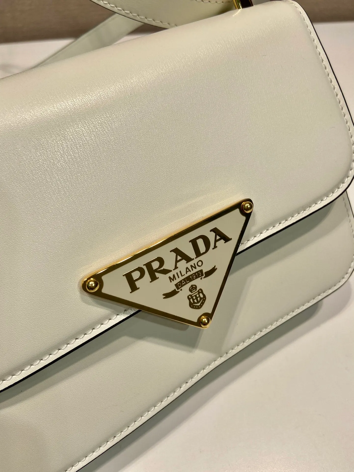 💰1520🎉New messenger bag🎉1BD340🎉🎉 This shoulder bag is made of oiled cowhide. The corner design gives the bag a modern style, the adjustable leather handle can be worn on the shoulder or cross-body, and the enameled metal triangular logo flap is decorated with a snap lock. Full of high-end feel, the top of your back instantly transforms into a girly girl, with large capacity and space. Fashionable and practical, get it now🎉👏 Length 20x Height 13.5x Bottom 5.5cm👏👏👏🎉🎉🎉